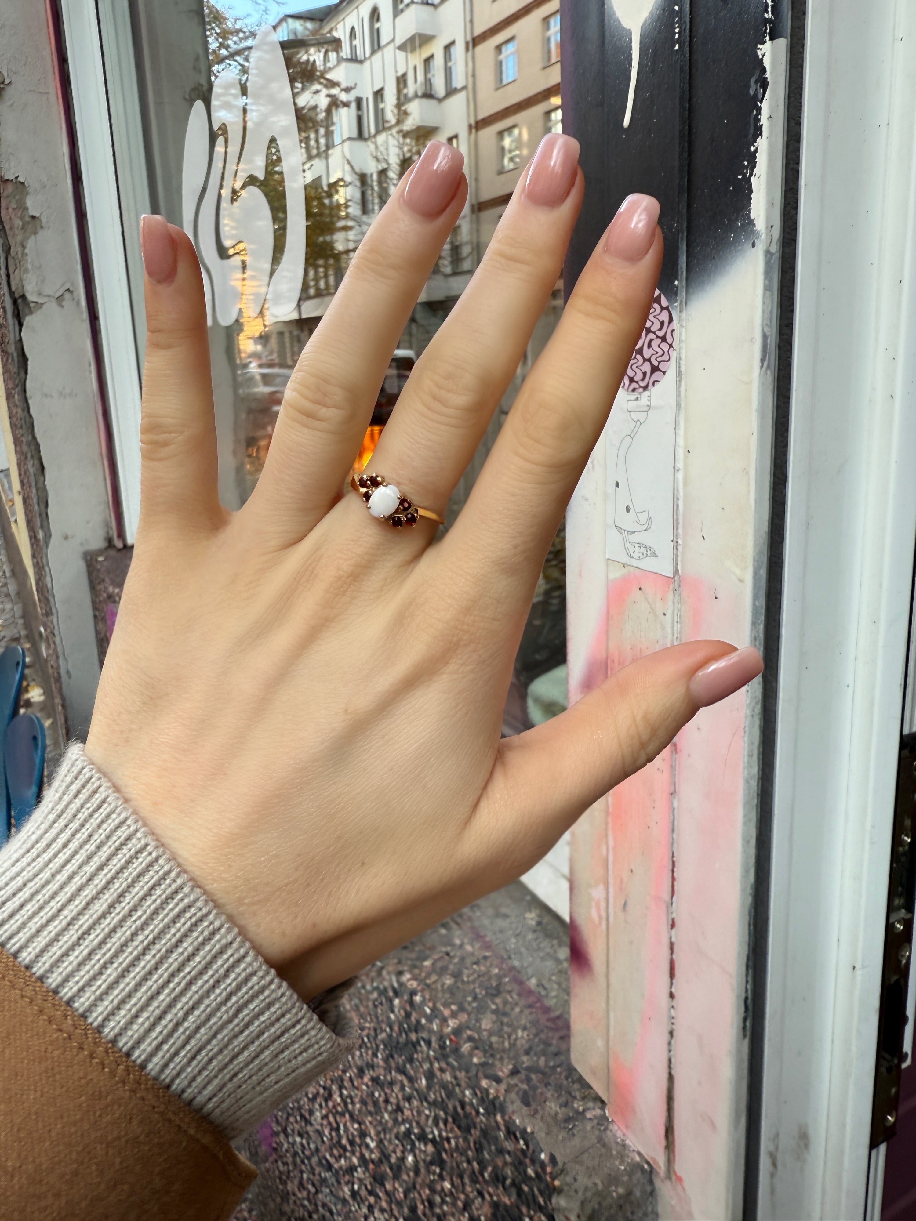 #273 9k Ring mit Opal und Rubinen - RG 55