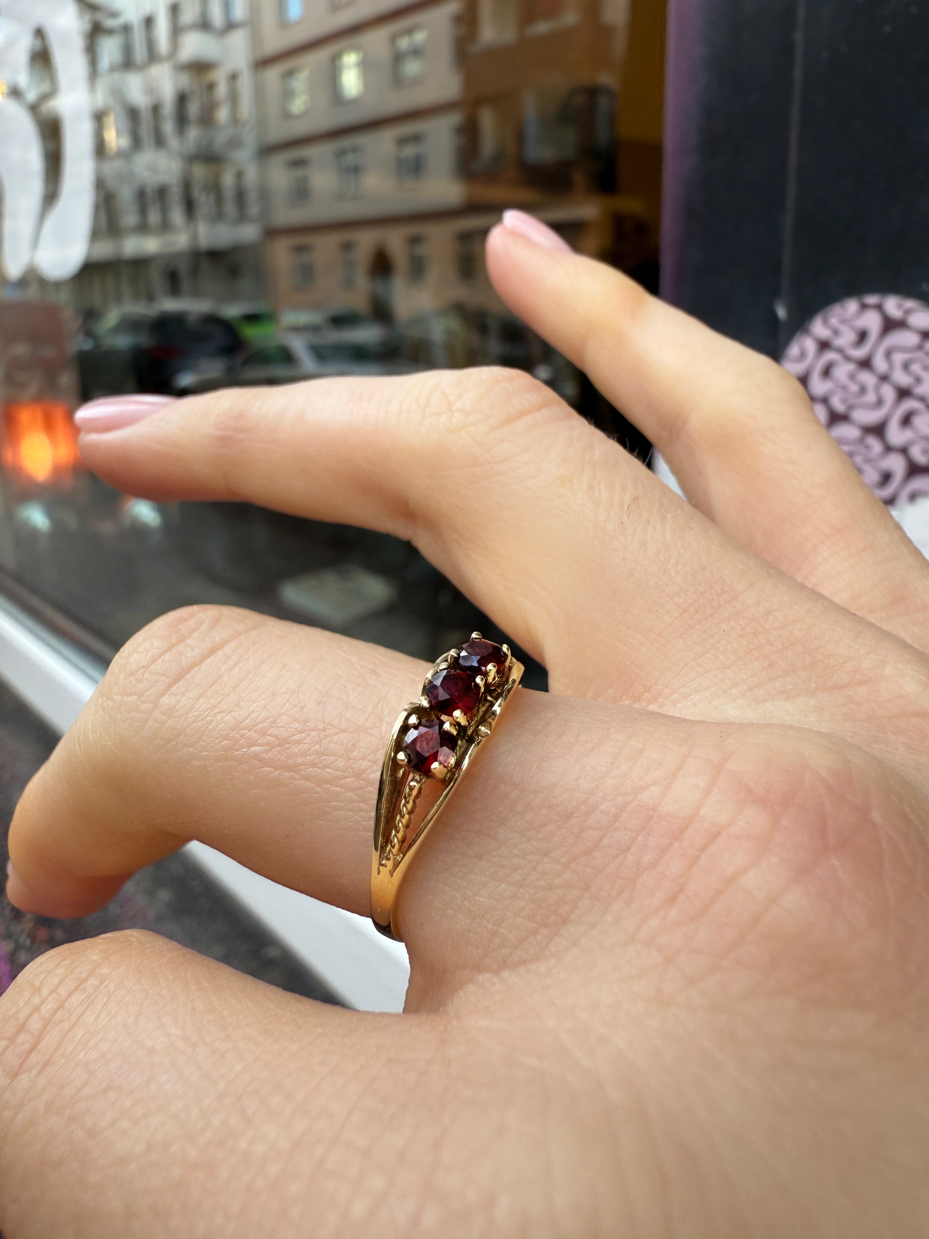 #348 8k Ring mit 3 Granat - RG 56