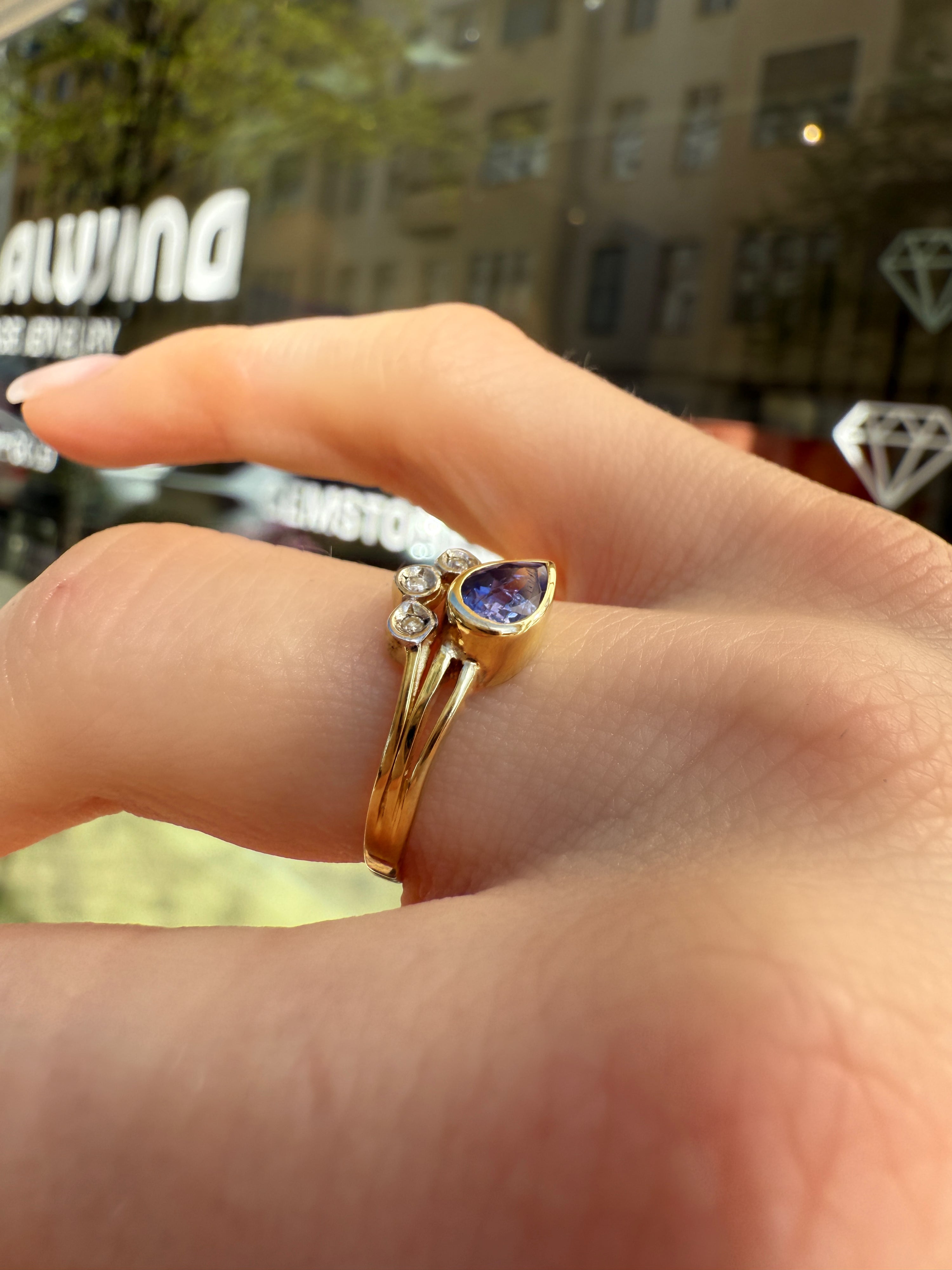 #872 9k Ring mit Tansanit & 3 Diamanten - RG 54.5