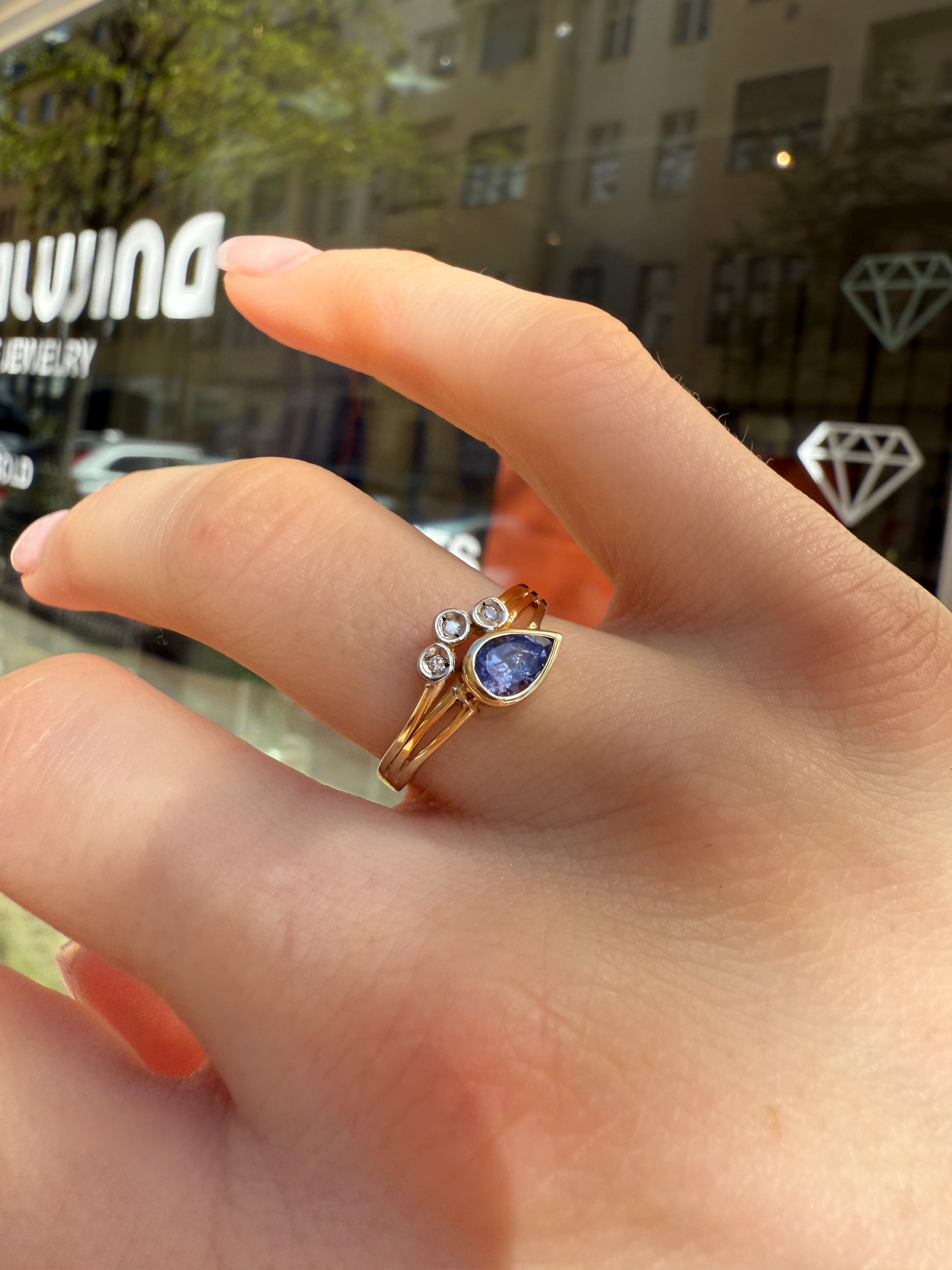 #872 9k Ring mit Tansanit & 3 Diamanten - RG 54.5