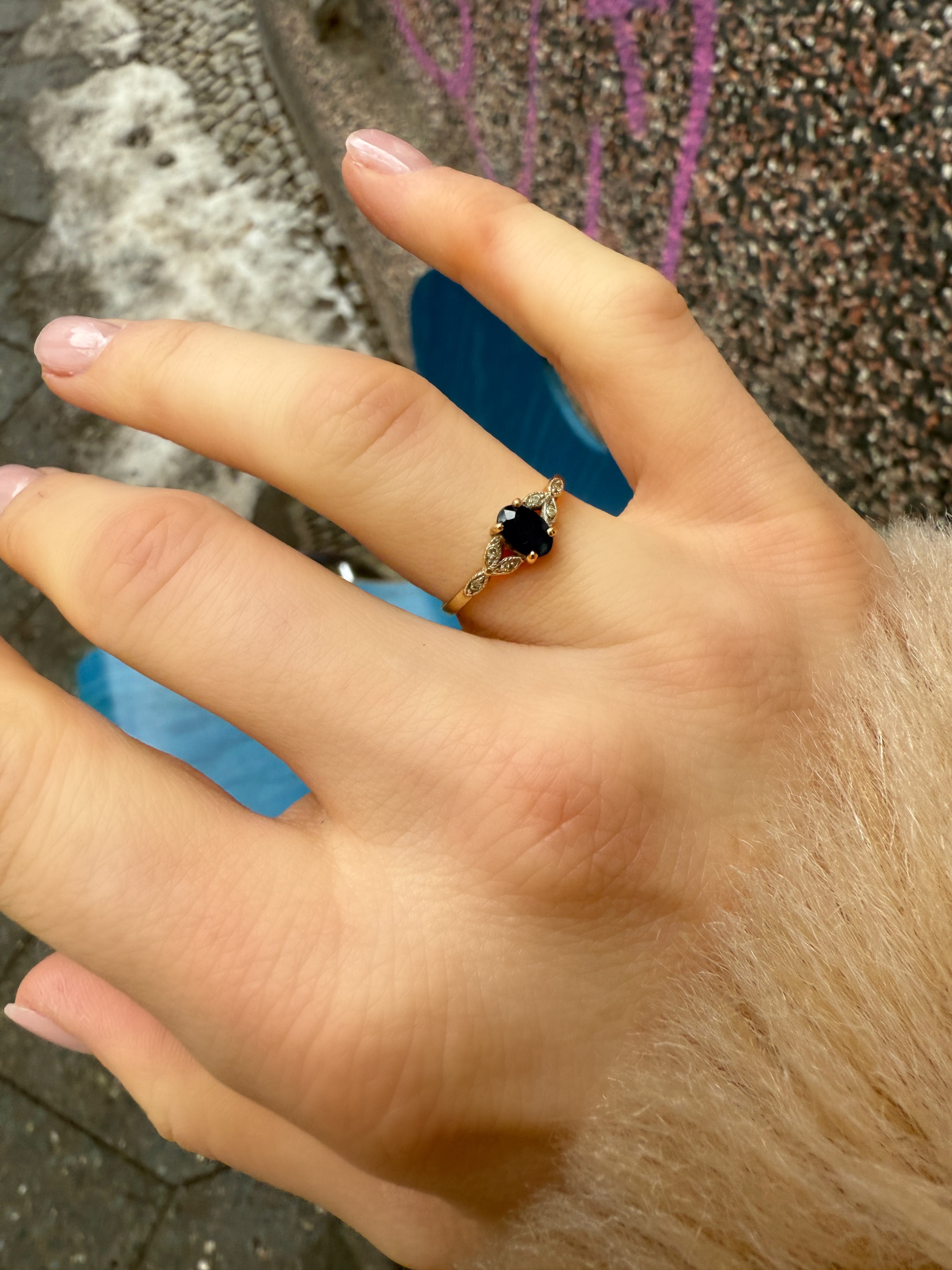 #620 9k Ring mit Saphir & 6 Diamanten - RG 52