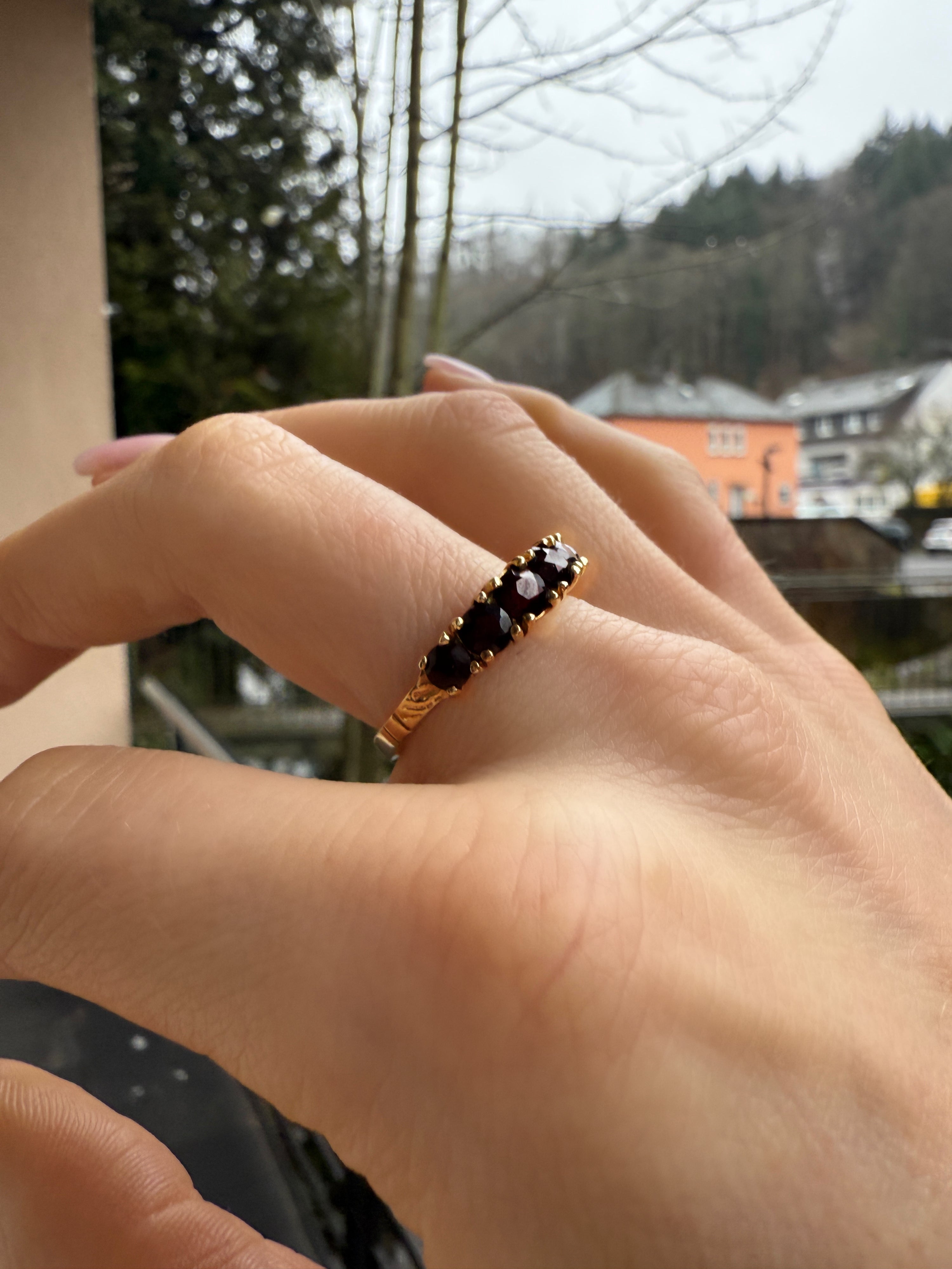 #511 Massiver 8k Ring mit 6 Granat - RG 59