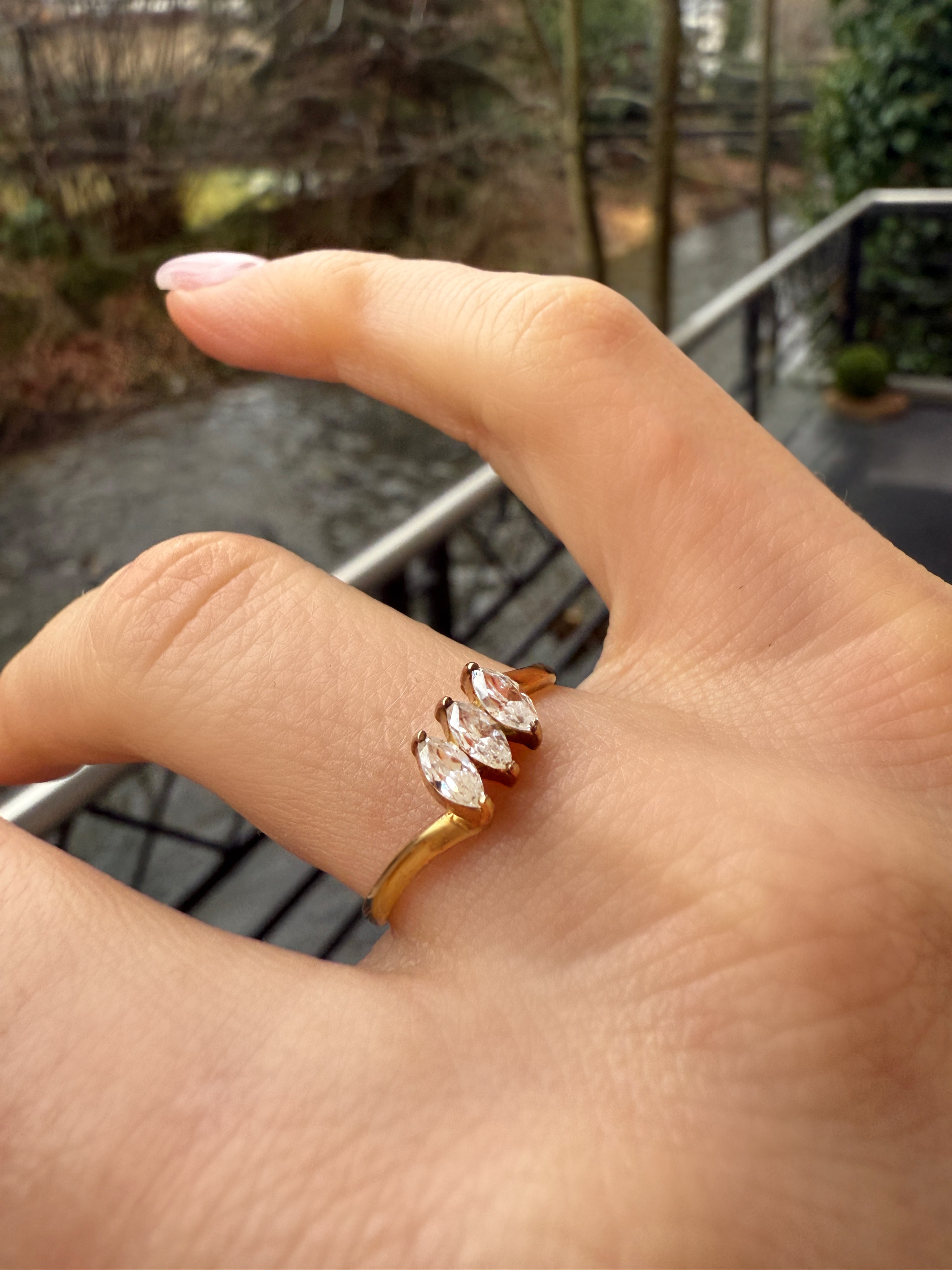 #546 8k Ring mit 3 weißen Saphiren  - RG 54