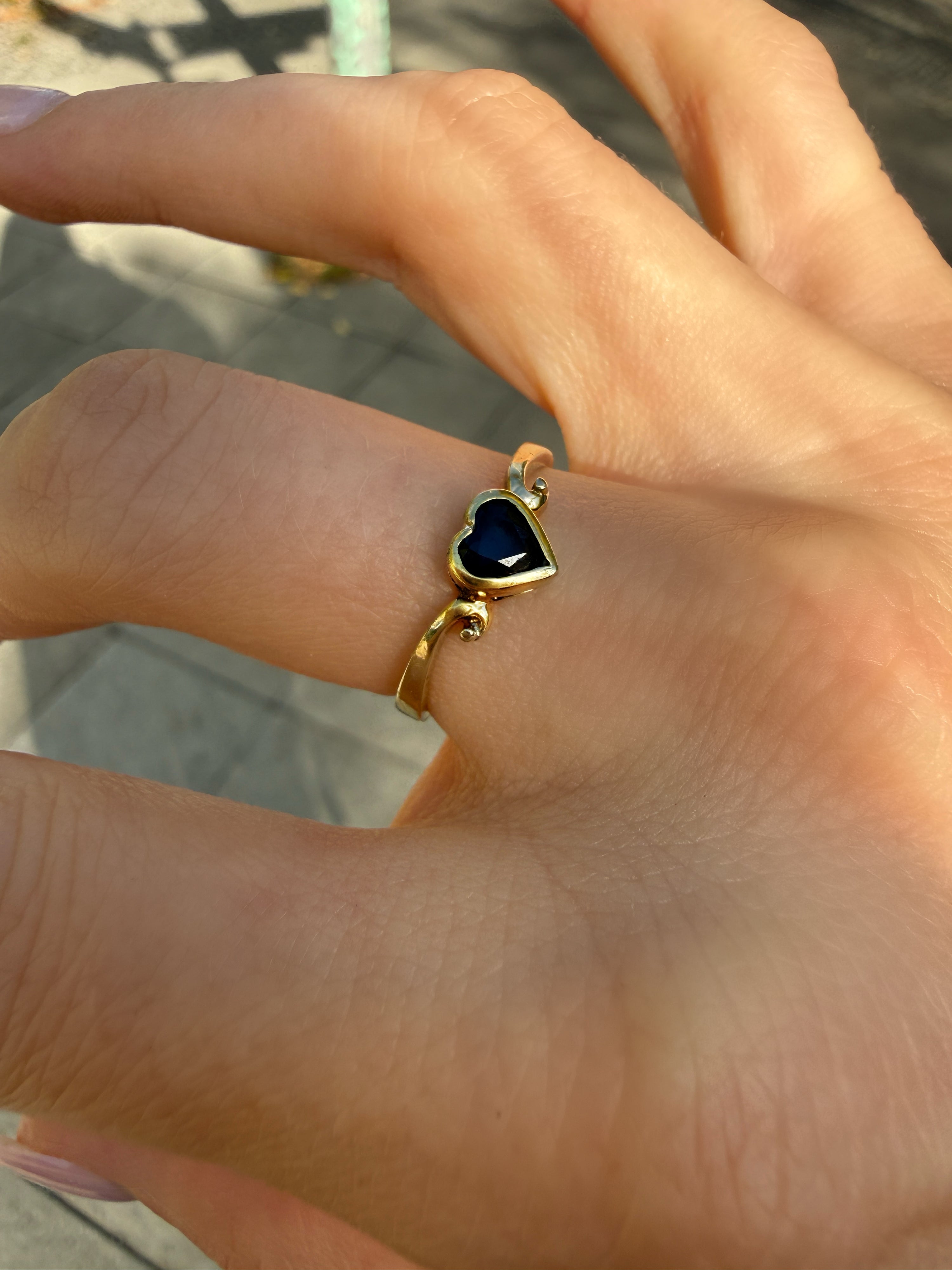 #1400 8k Ring with Sapphire - Ring Size 55.5