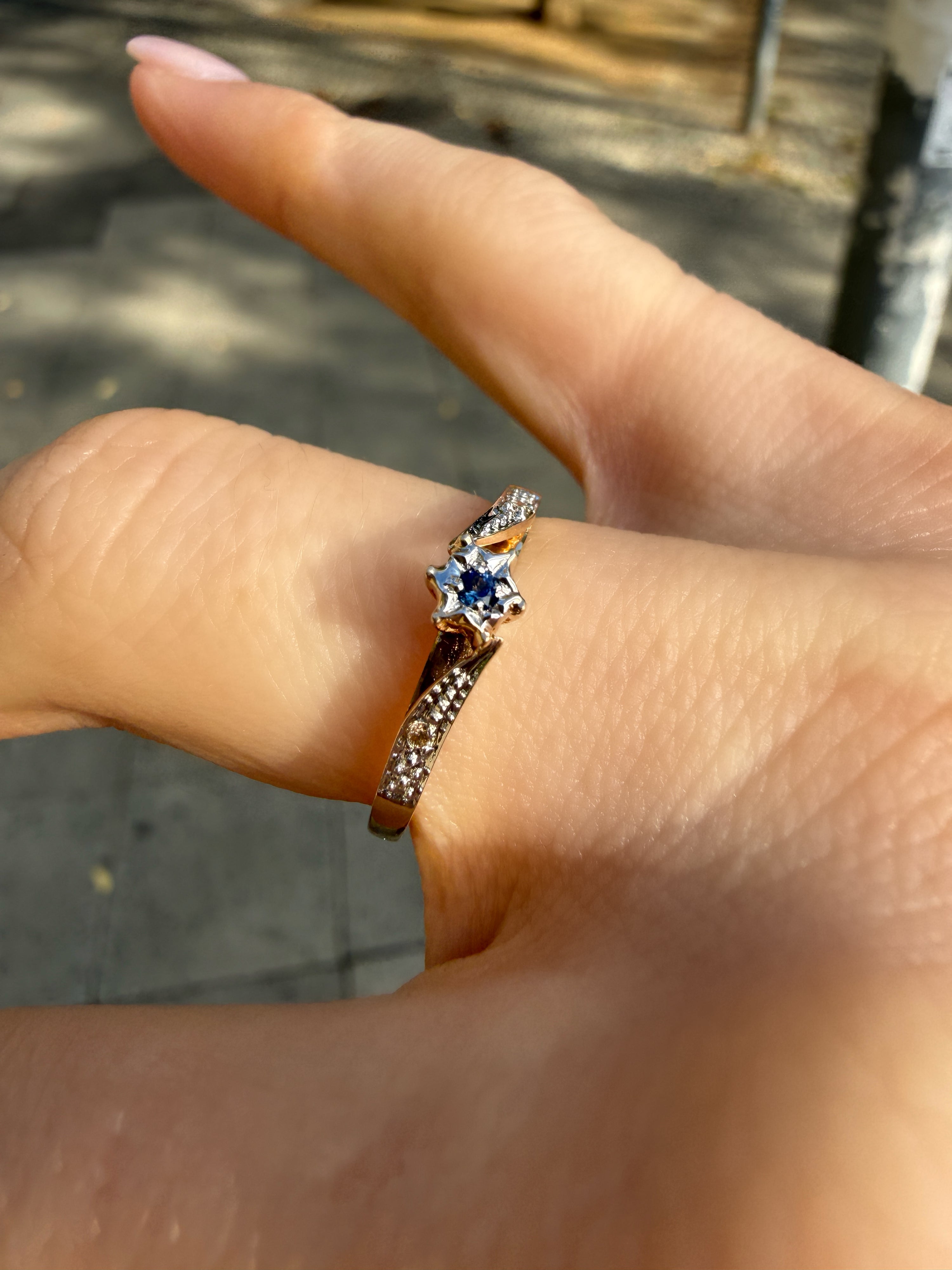 #1401 8k Ring with Sapphire & 2 Diamonds - Ring Size 52