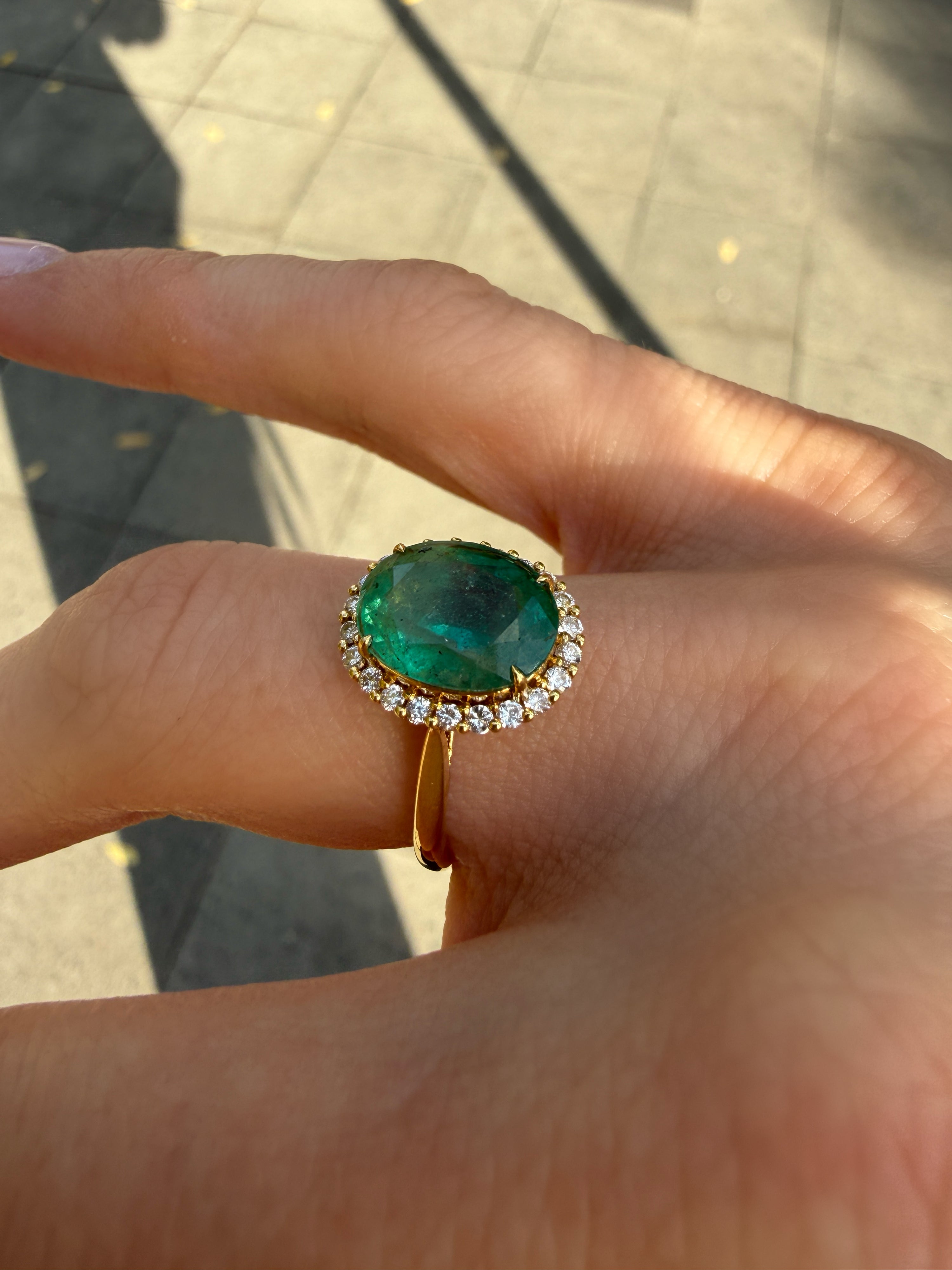 #1423 14k Ring with Emerald & 22 Diamonds - Ring Size 53