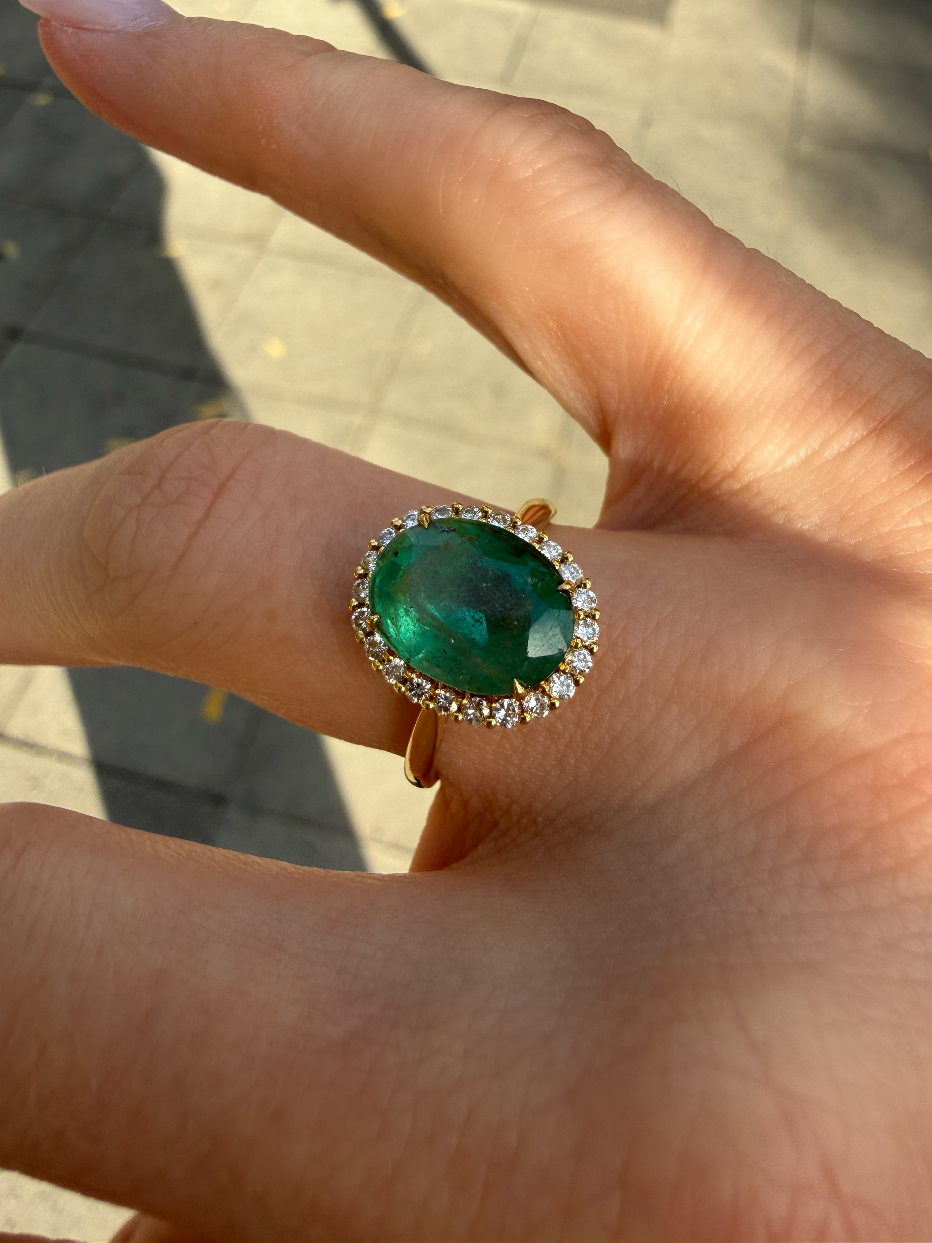 #1423 14k Ring with Emerald & 22 Diamonds - Ring Size 53