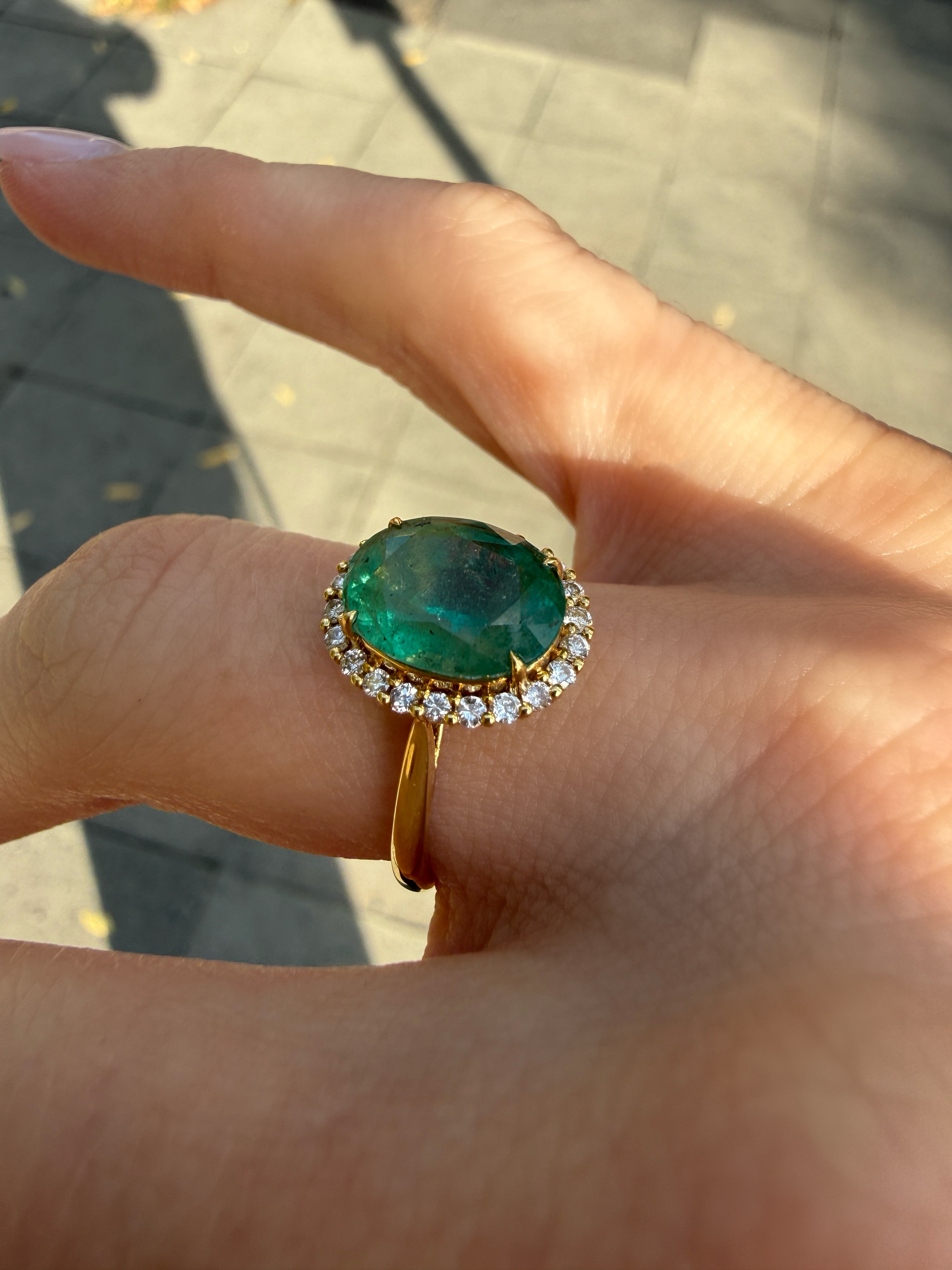 #1423 14k Ring with Emerald & 22 Diamonds - Ring Size 53