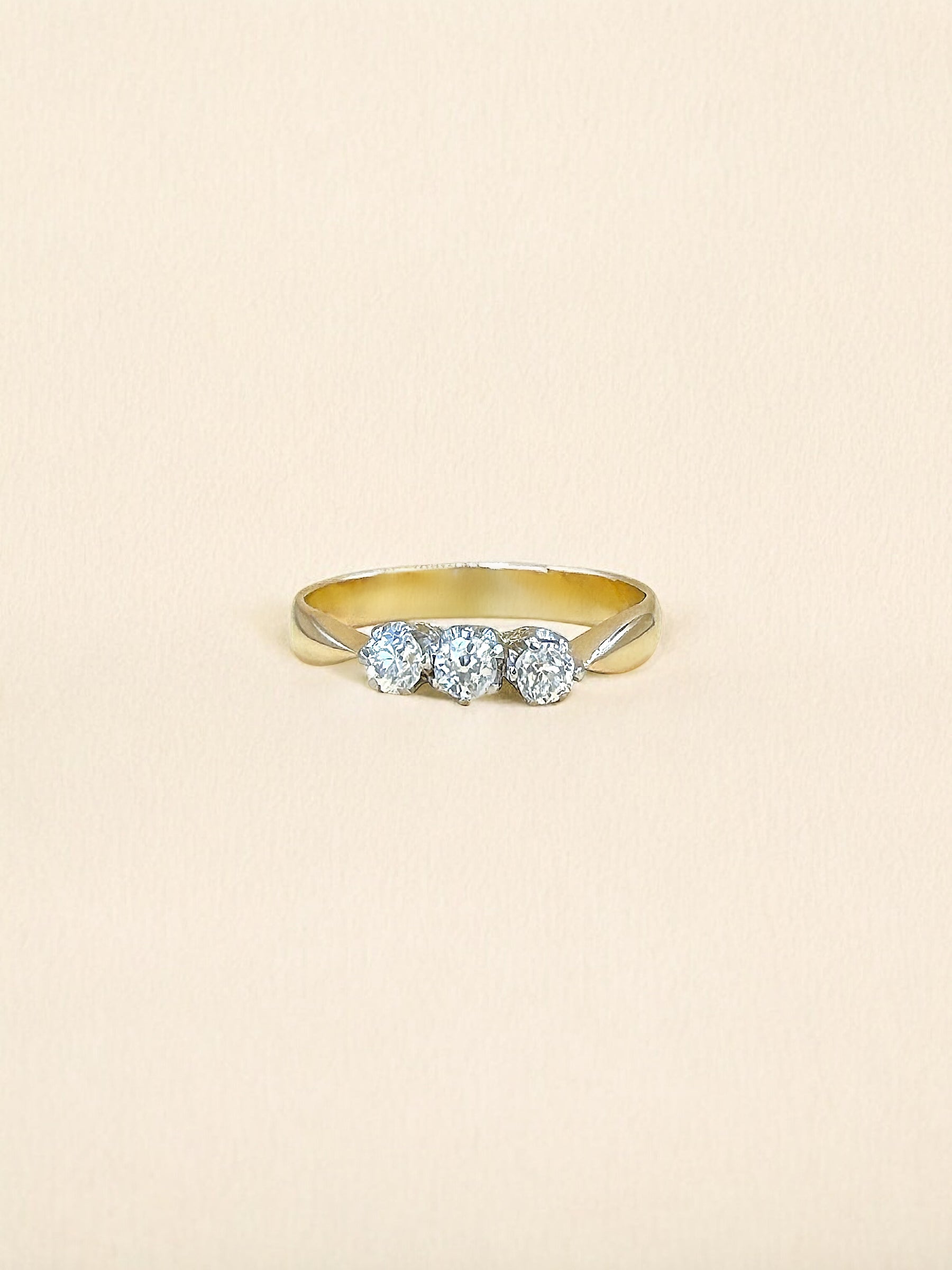 #20 Ring mit 3 Diamanten - RG 52