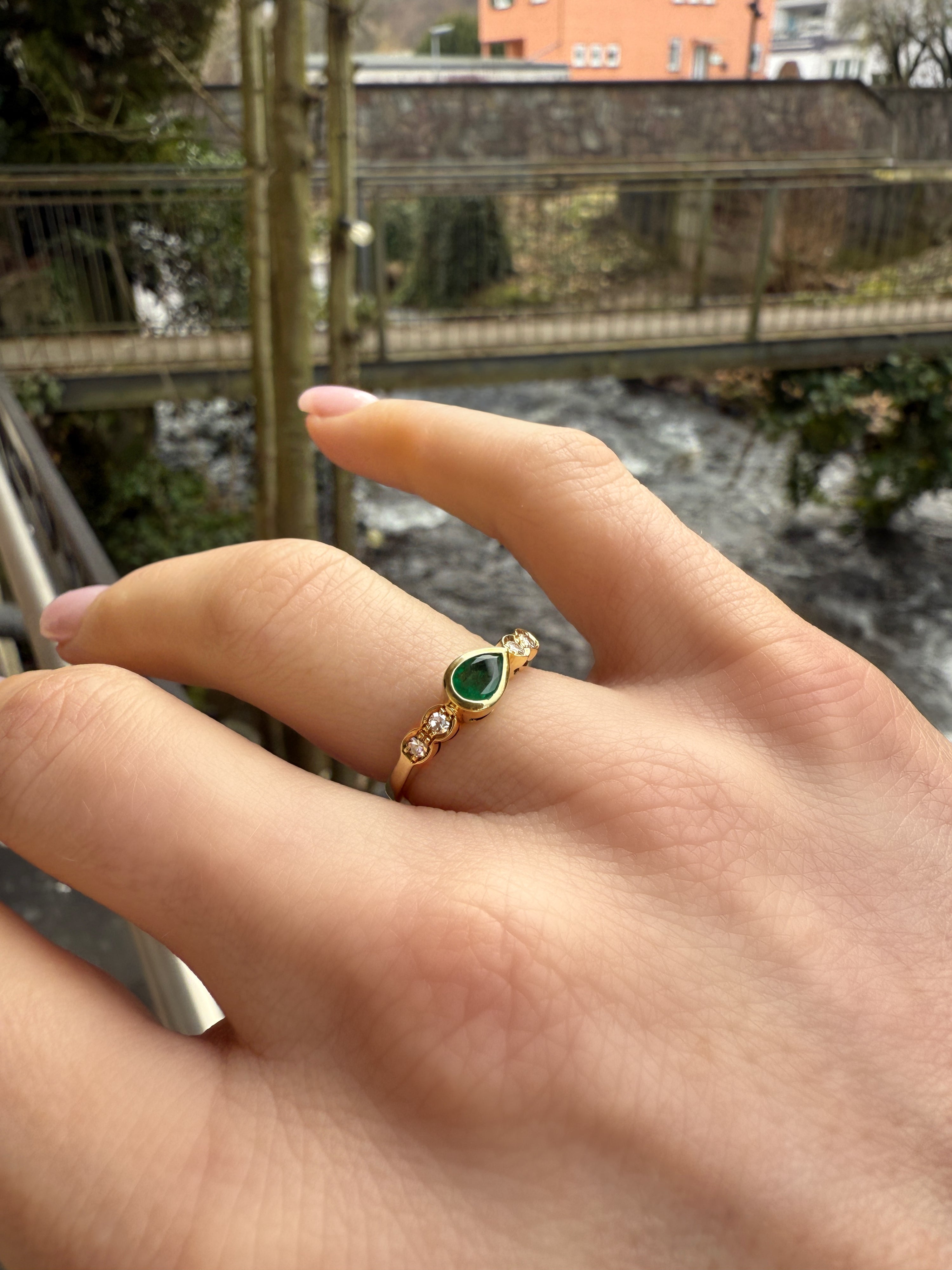 #569 14k Ring mit Smaragd und 4 Diamanten - RG 51