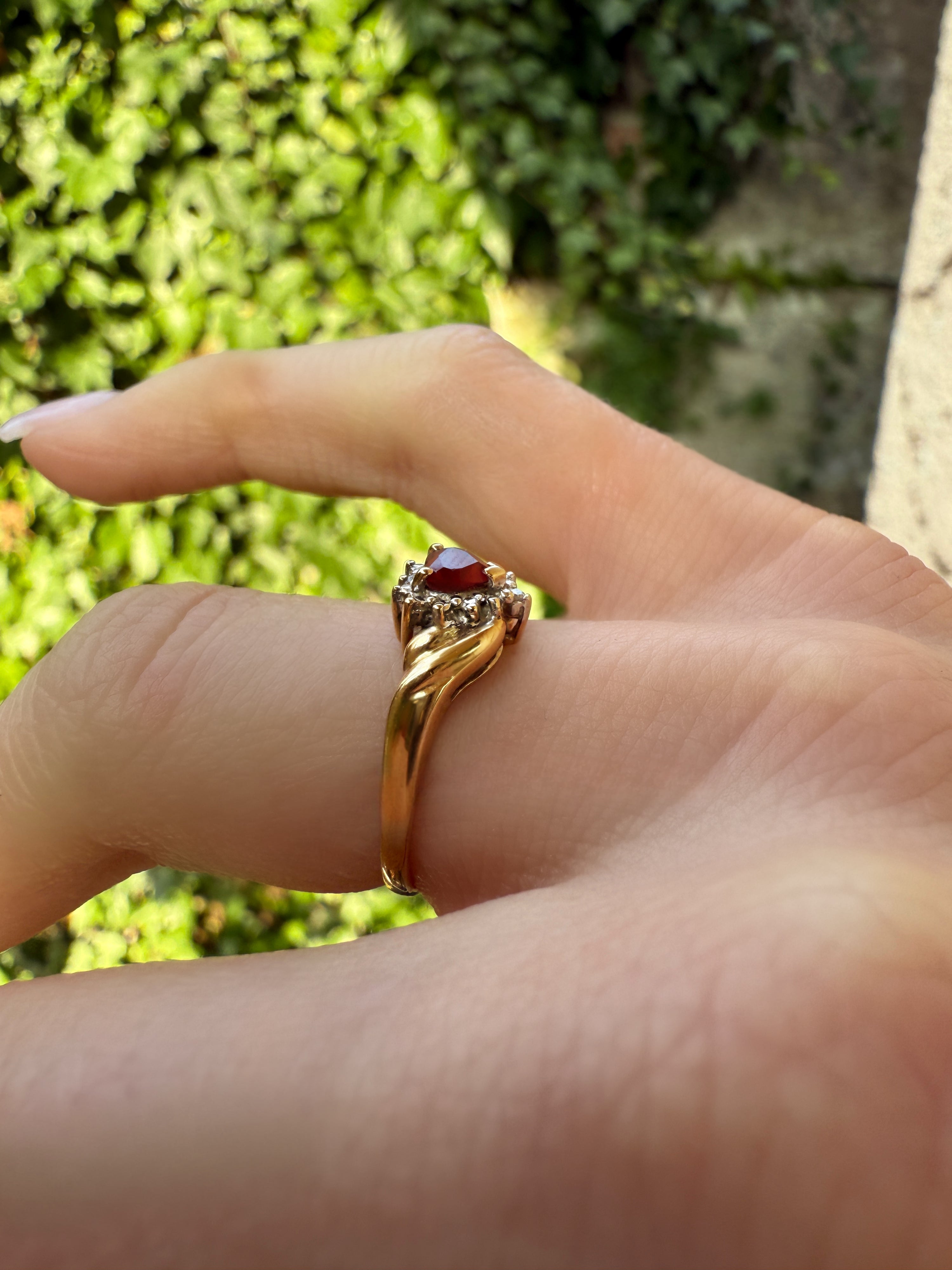 #566 8k Ring mit Granat & 4 Diamanten - RG 51