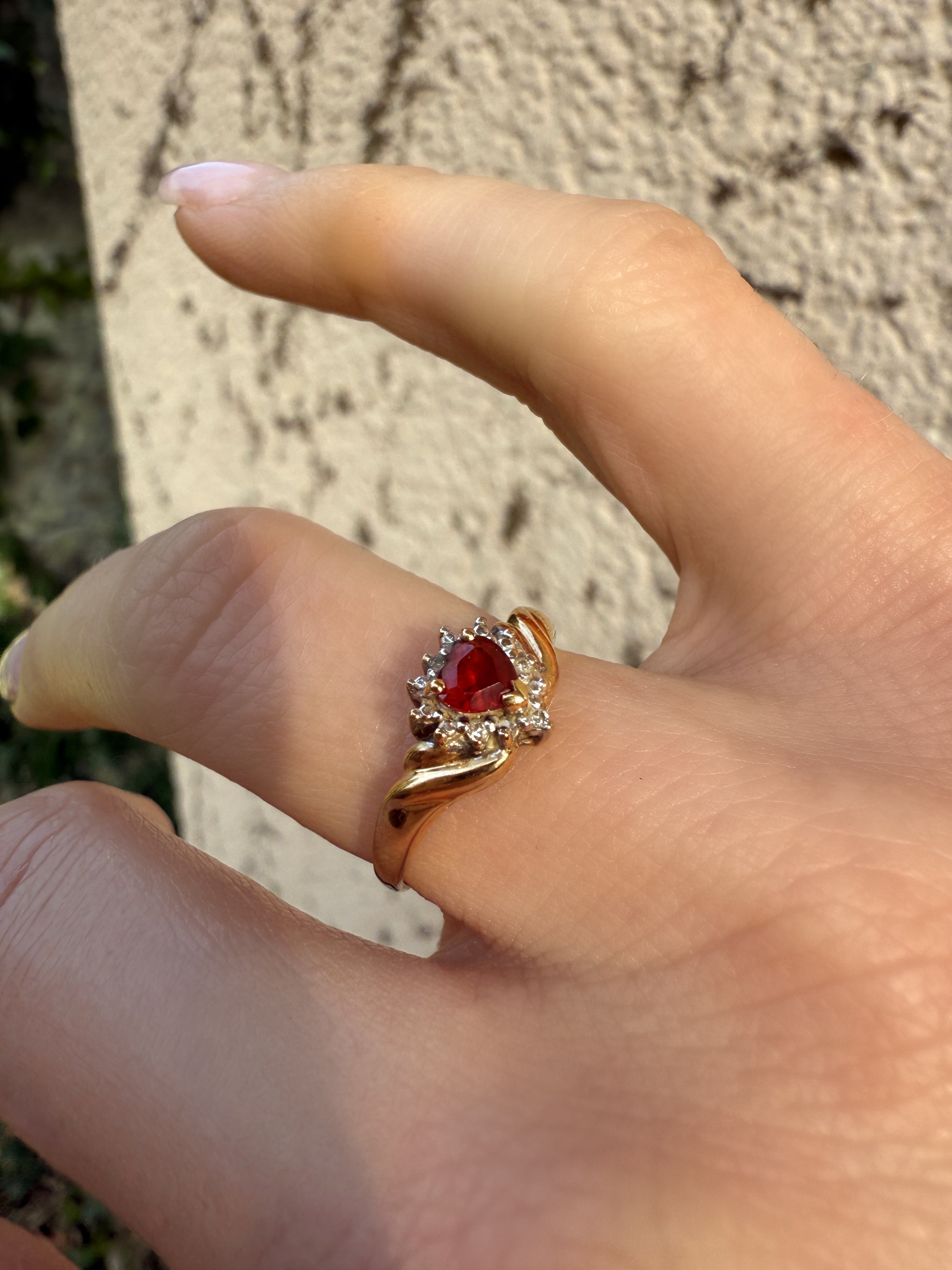 #566 8k Ring mit Granat & 4 Diamanten - RG 51