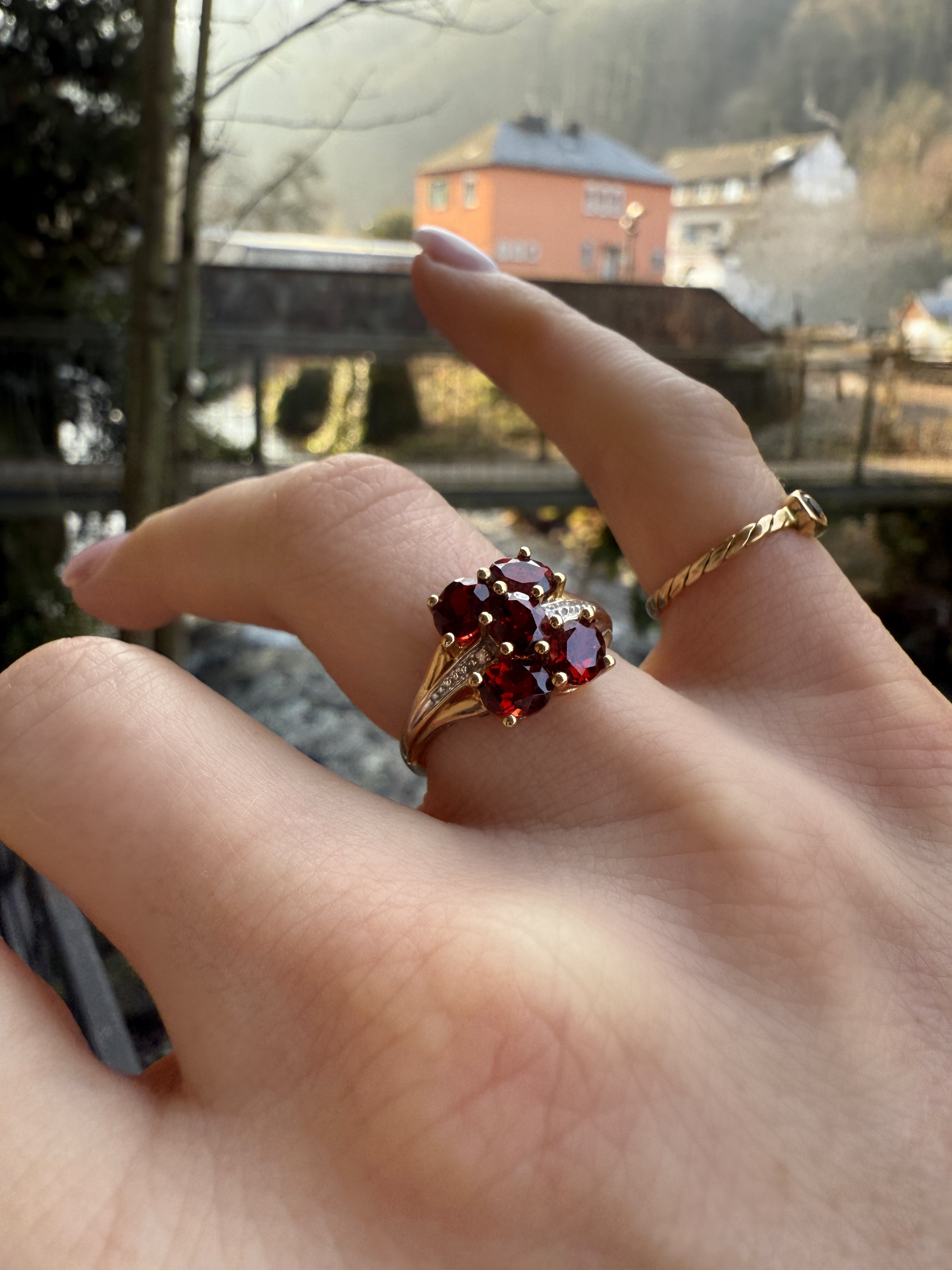 #559 9k Ring mit 5 Granaten & 2 Diamanten - RG 53