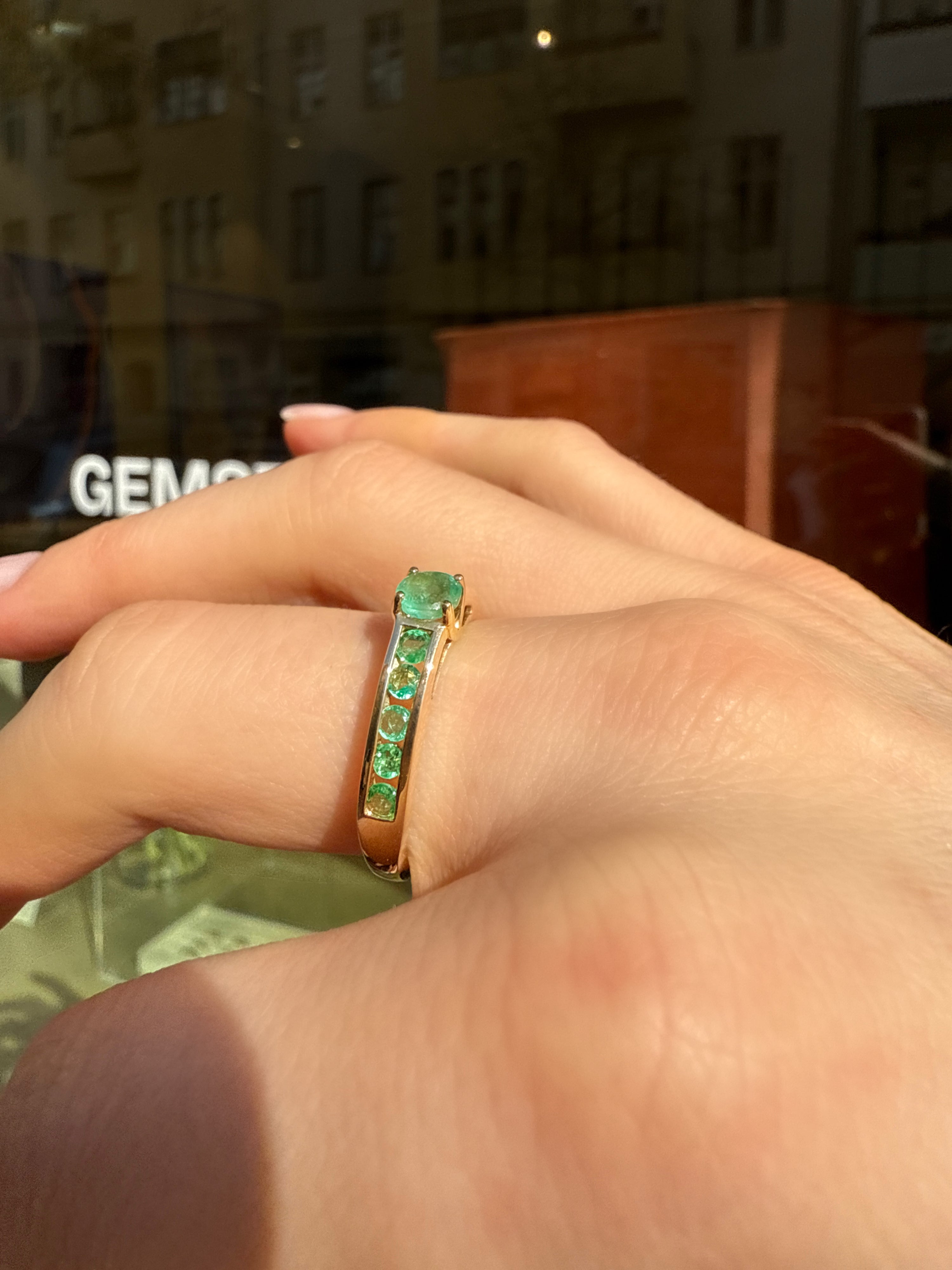 #795 9k Ring mit 11 Smaragden - RG 60