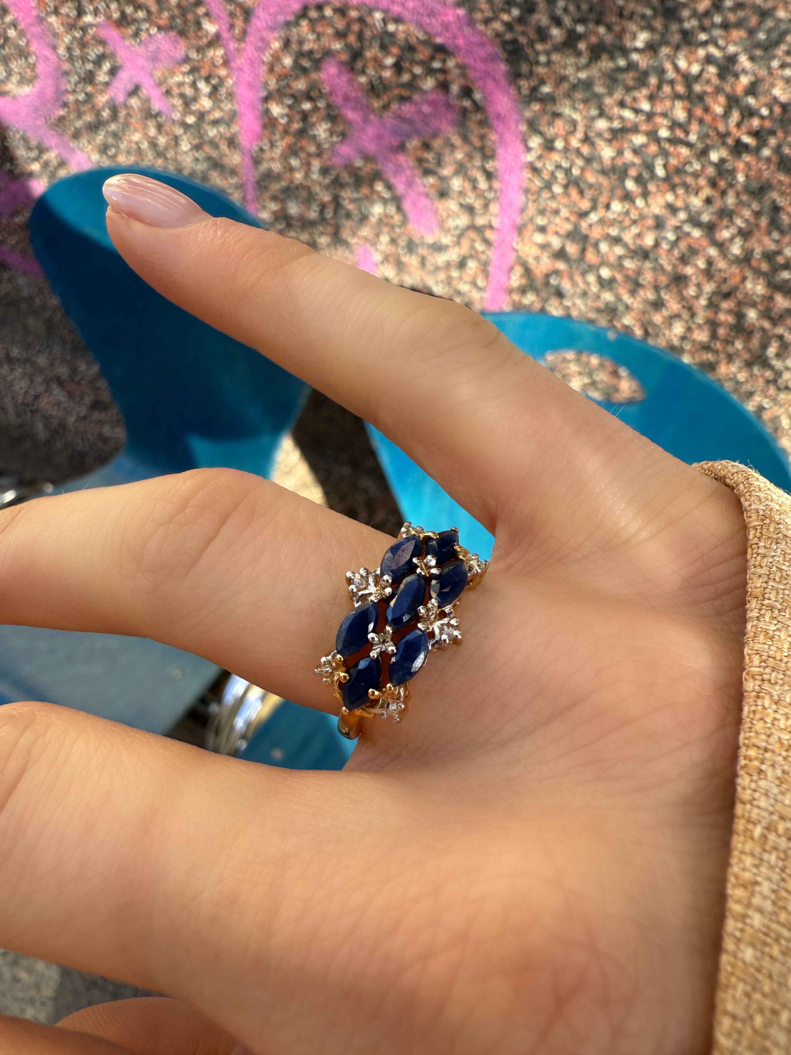 #654 9k Ring mit 7 Saphiren & 2 Diamanten - RG 53