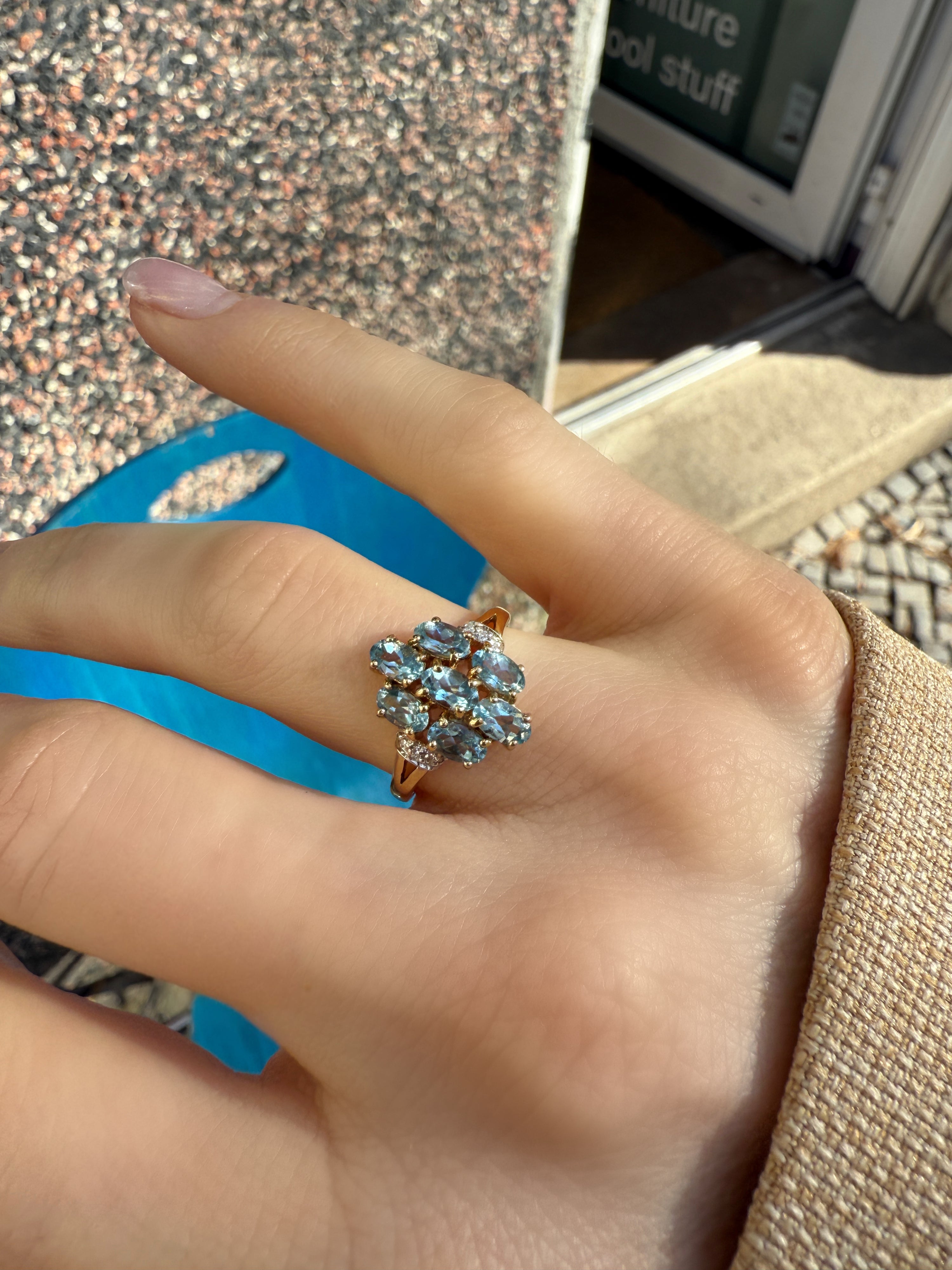 #653 9k Ring mit 7 Blautopas & 10 Diamanten - RG 54