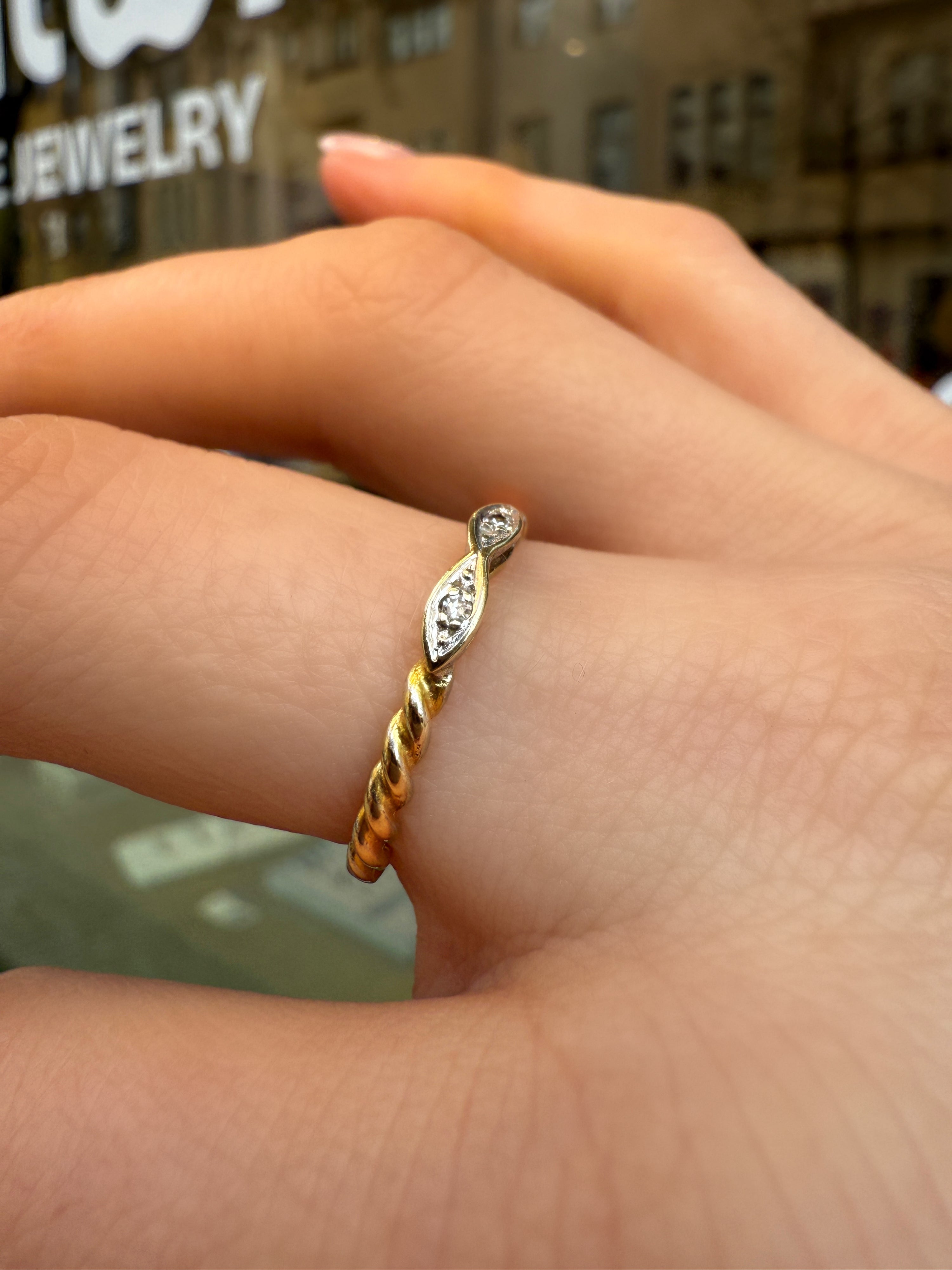 #817 8k Ring mit 2 Diamanten - RG 55