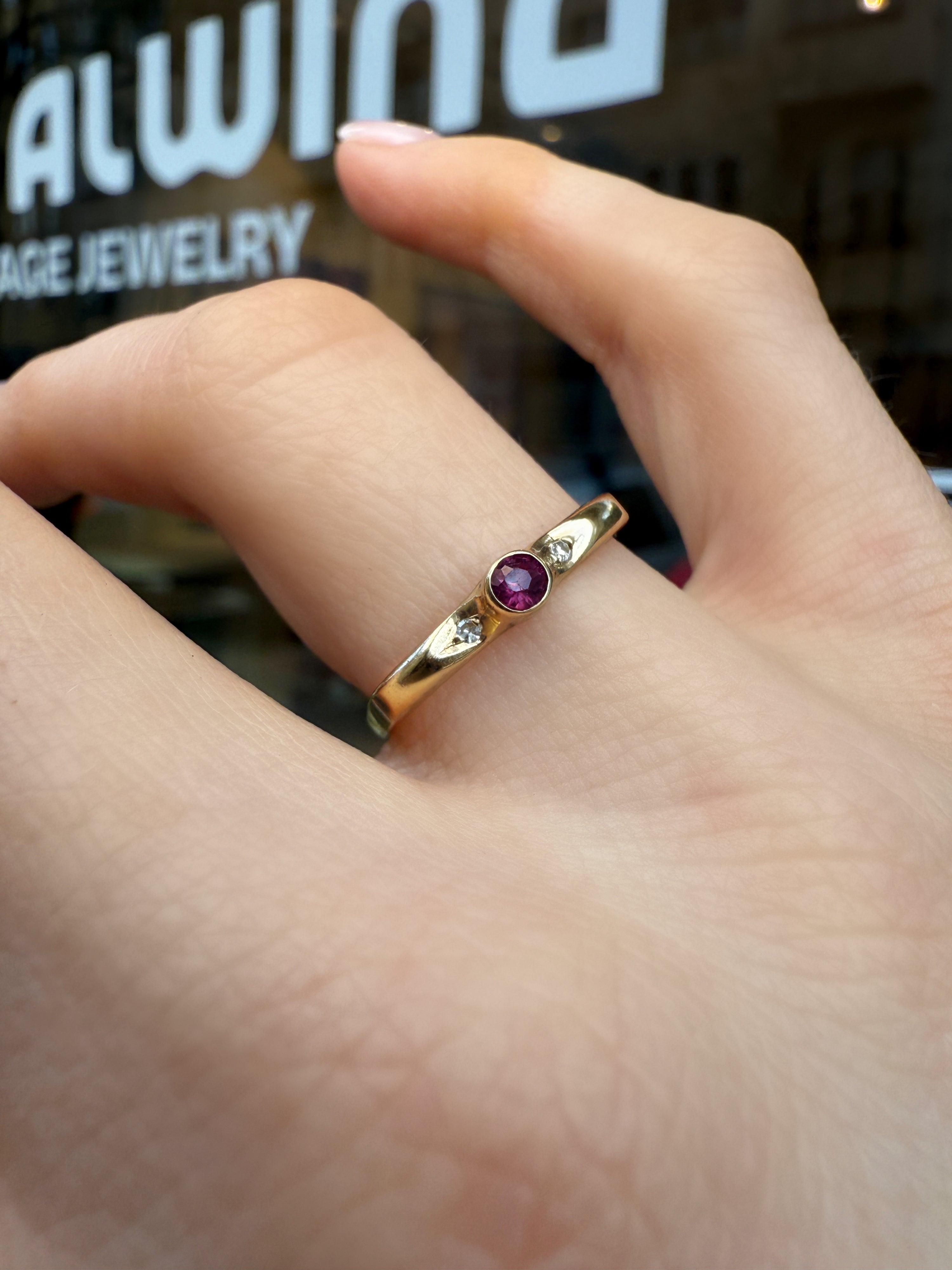 #809 8k RIng mit Rubin & 2 Diamanten - RG 53.5