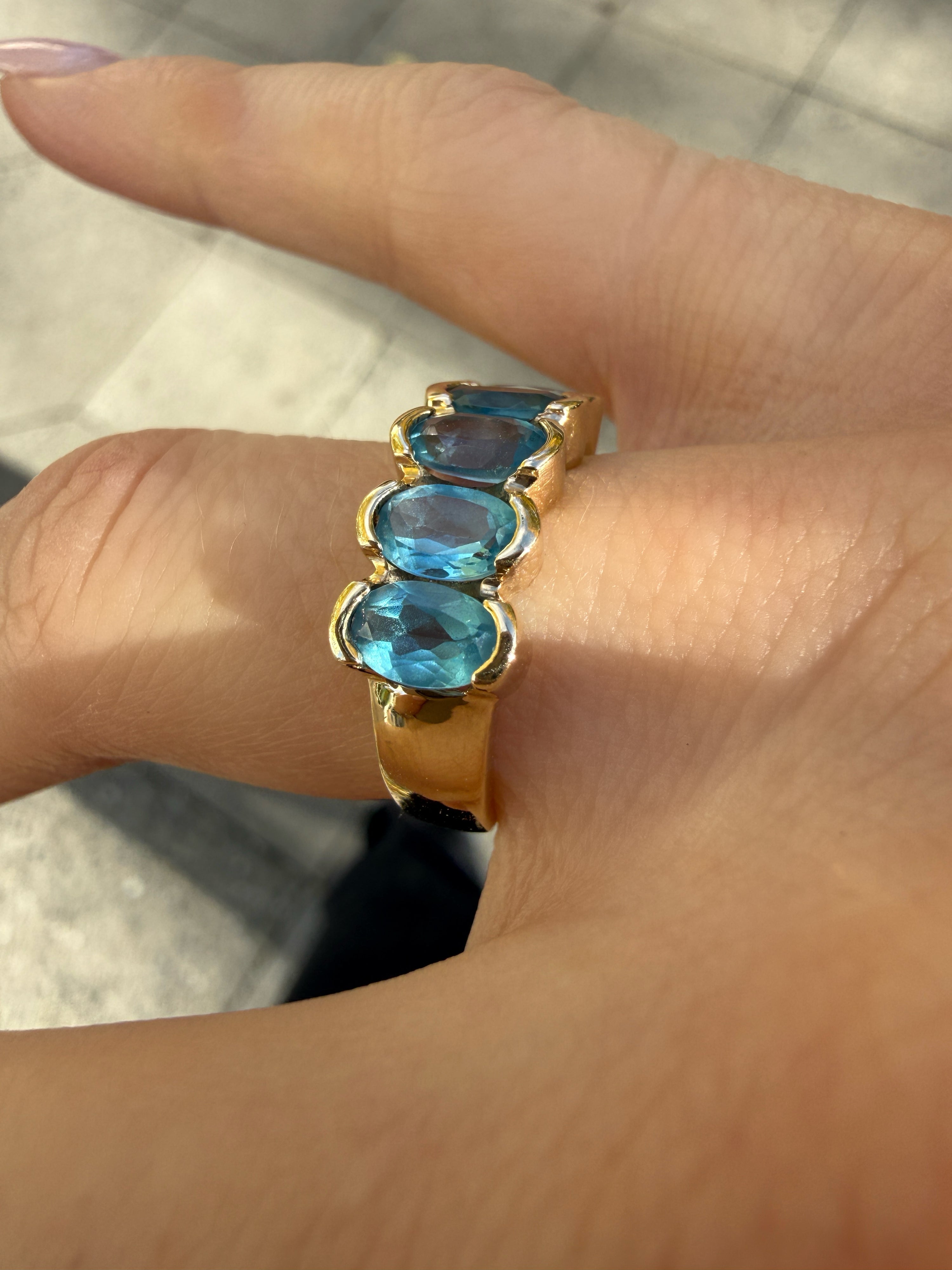 #713 9k Ring mit 5 Blautopas - RG 53