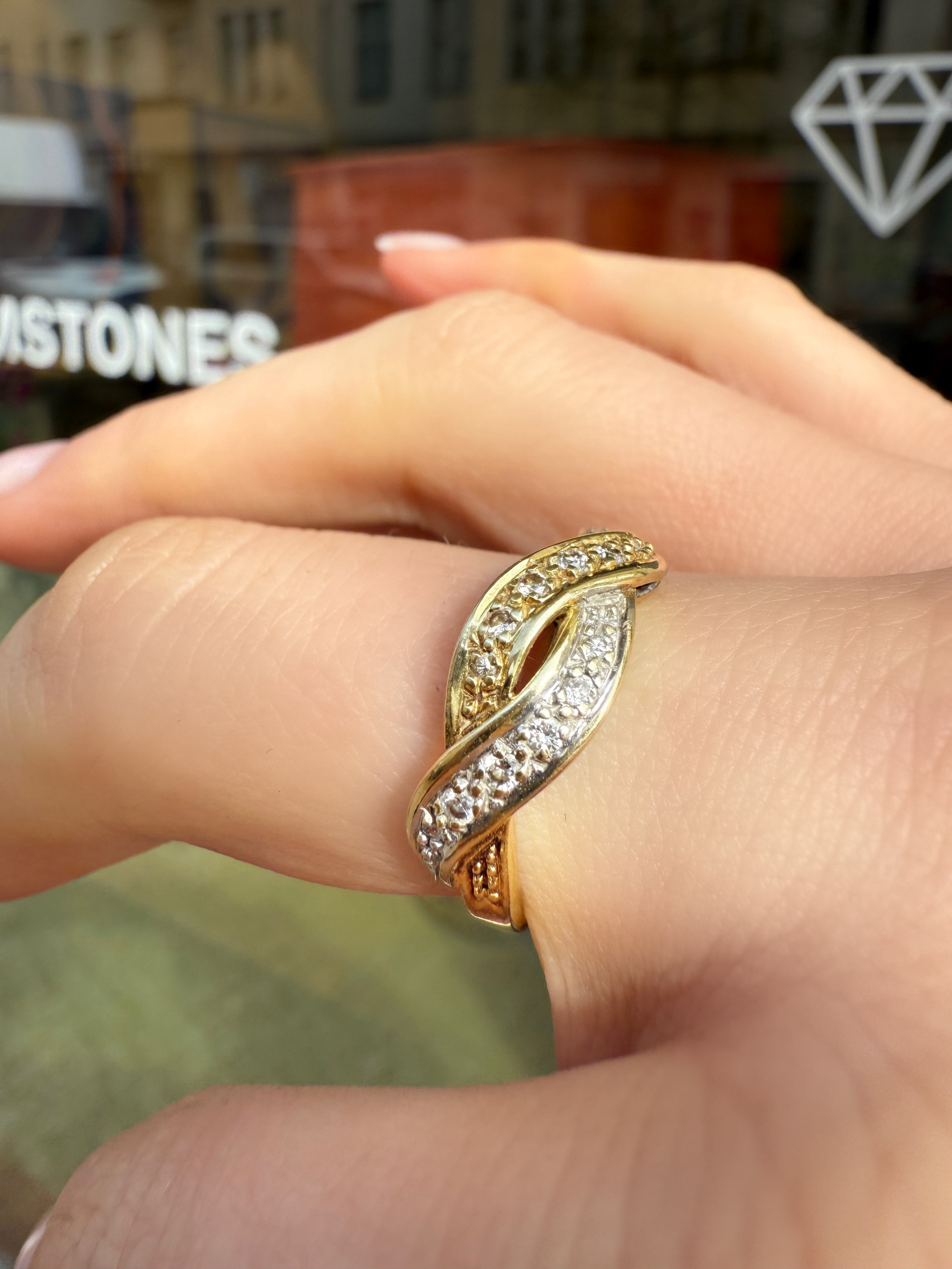 #814 14k Ring mit 12 Diamanten - RG 55