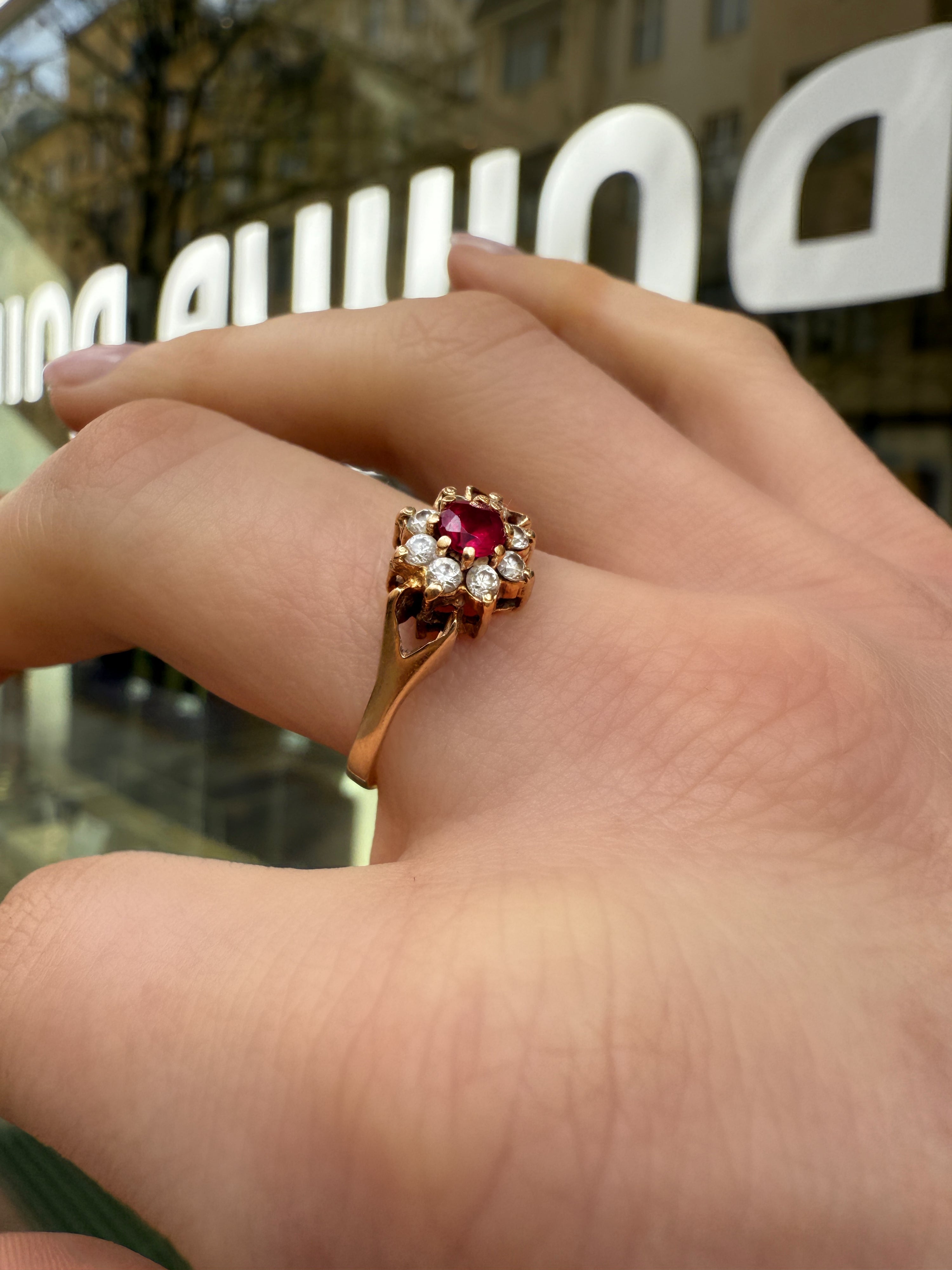 #842 14k Ring mit Rubin & Zirkonen - RG 58