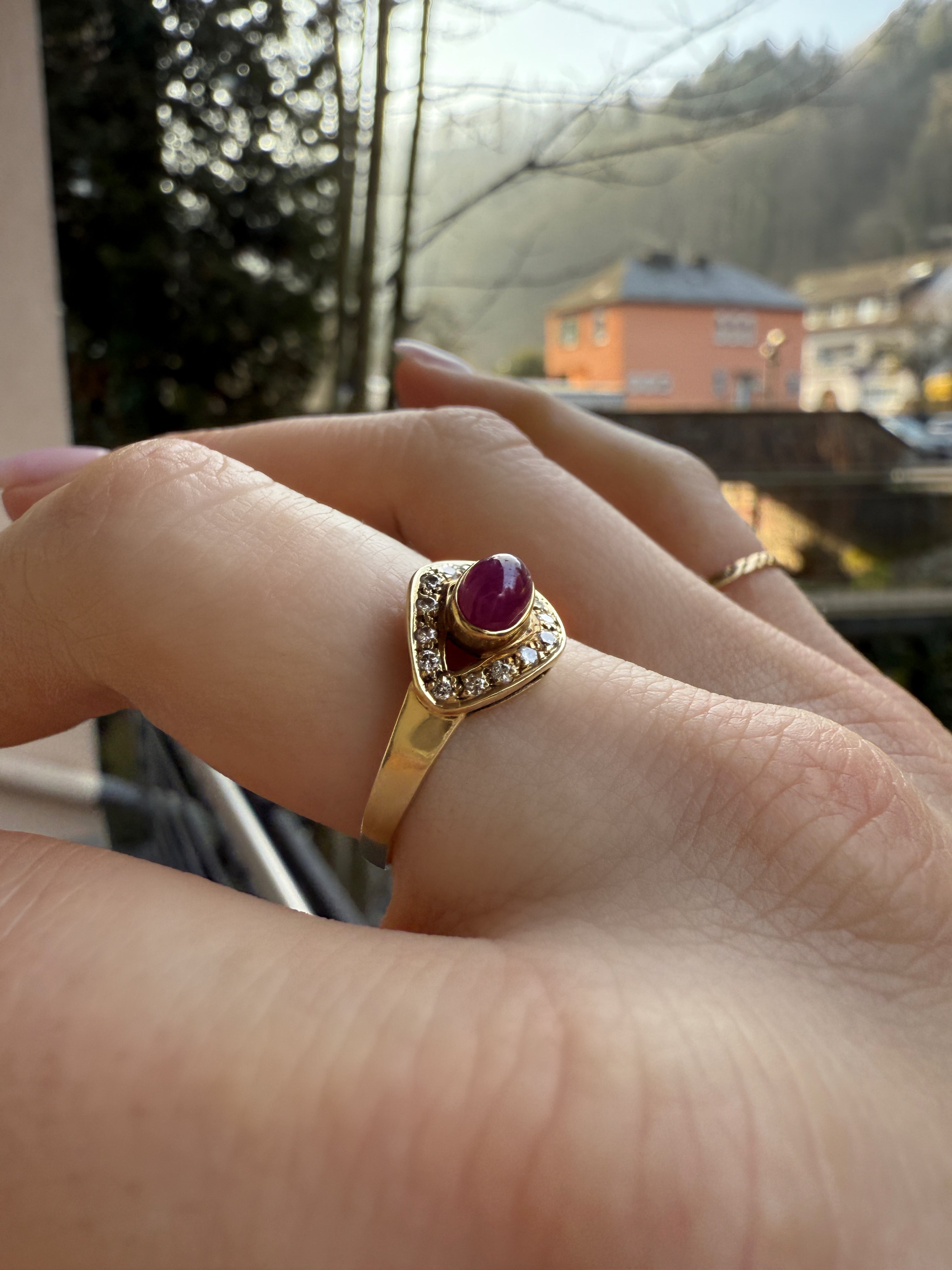 #588 14k Ring mit Rubin & 16 Diamanten -RG 57