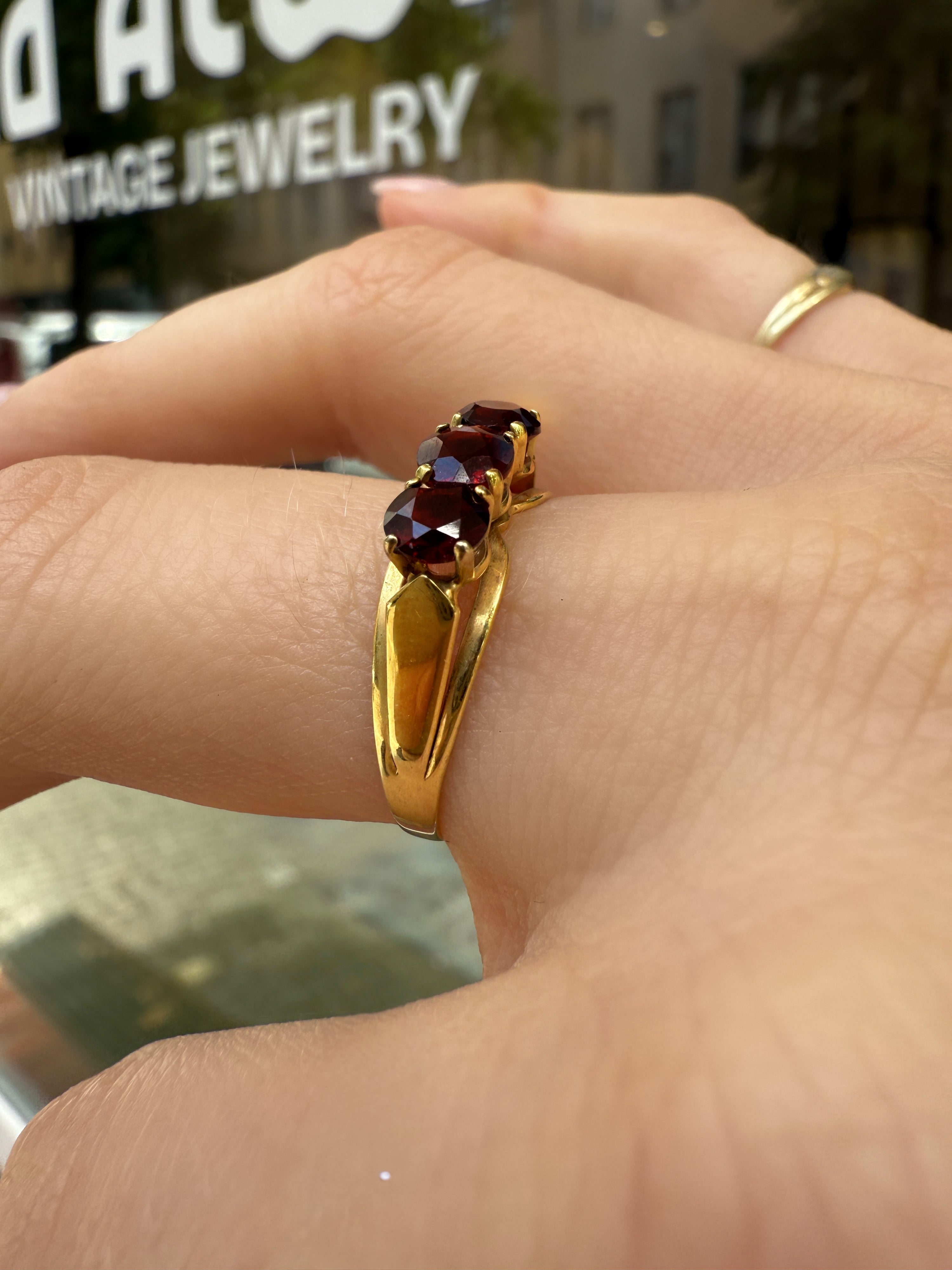 #1212 8k Ring mit Granat - RG 57