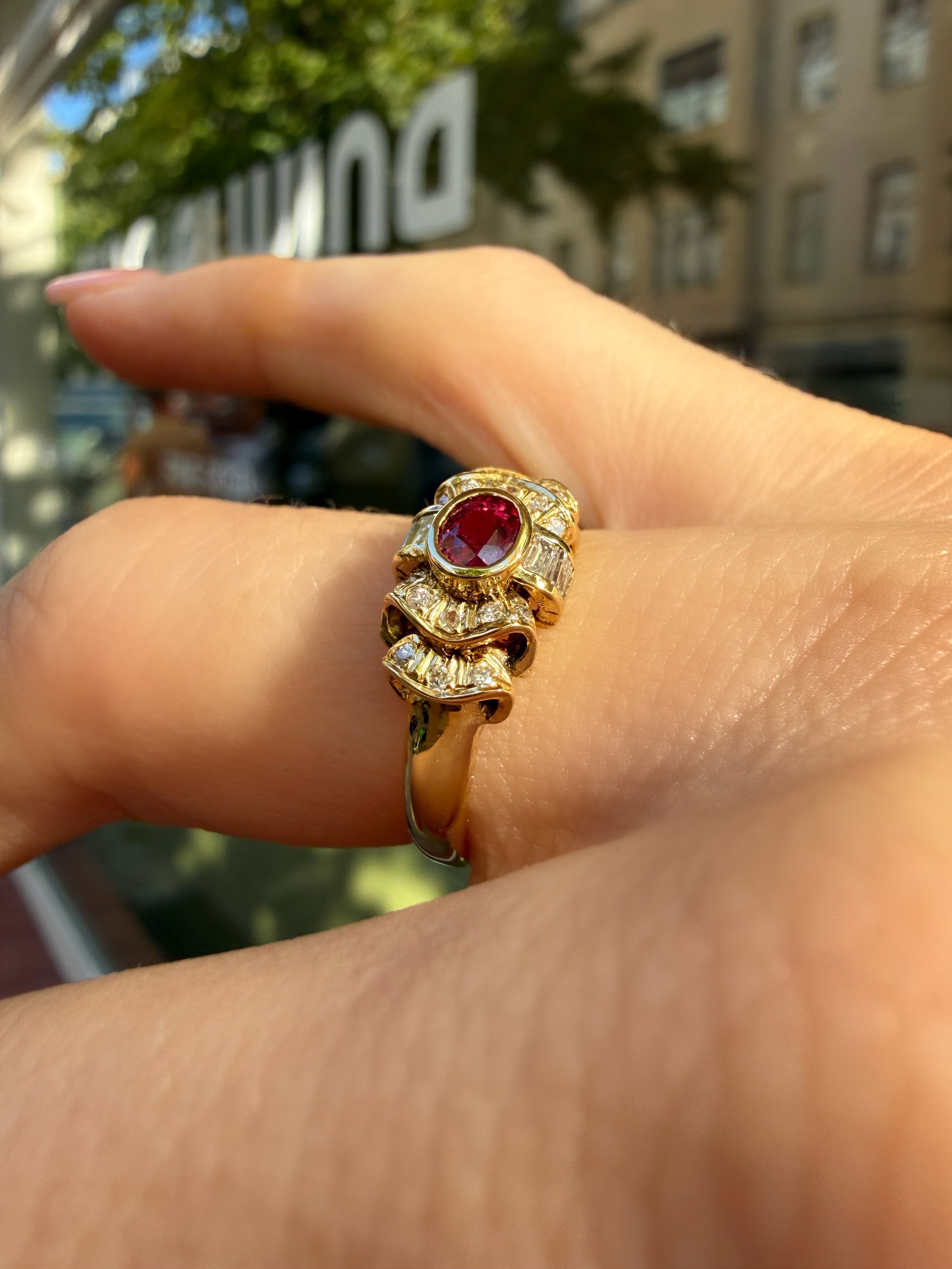 #1426 18k Ring mit Rubin & 20 Diamanten - RG 52