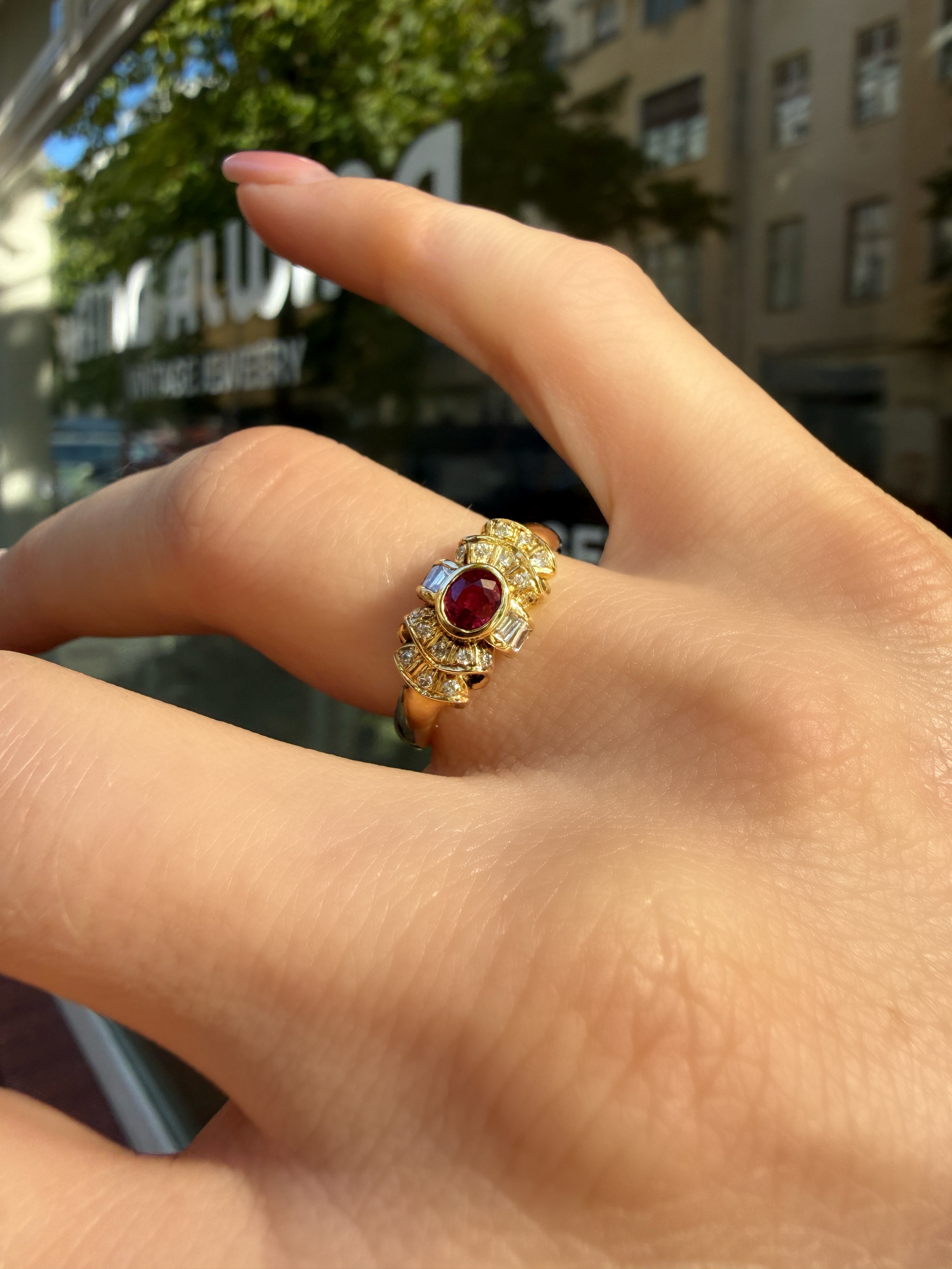 #1426 18k Ring mit Rubin & 20 Diamanten - RG 52