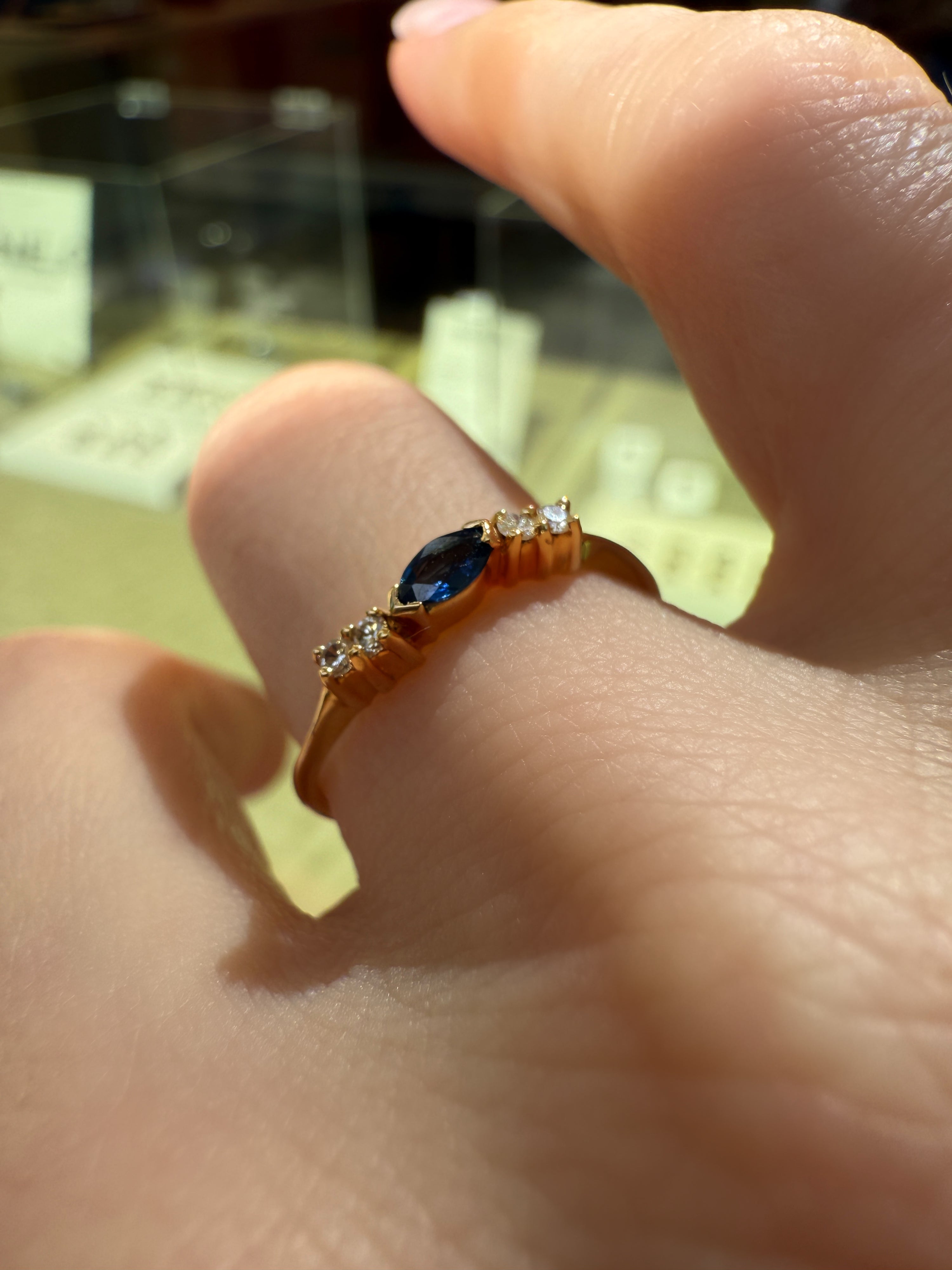 #929 18k Ring mit Saphir & 4 Diamanten - RG 53