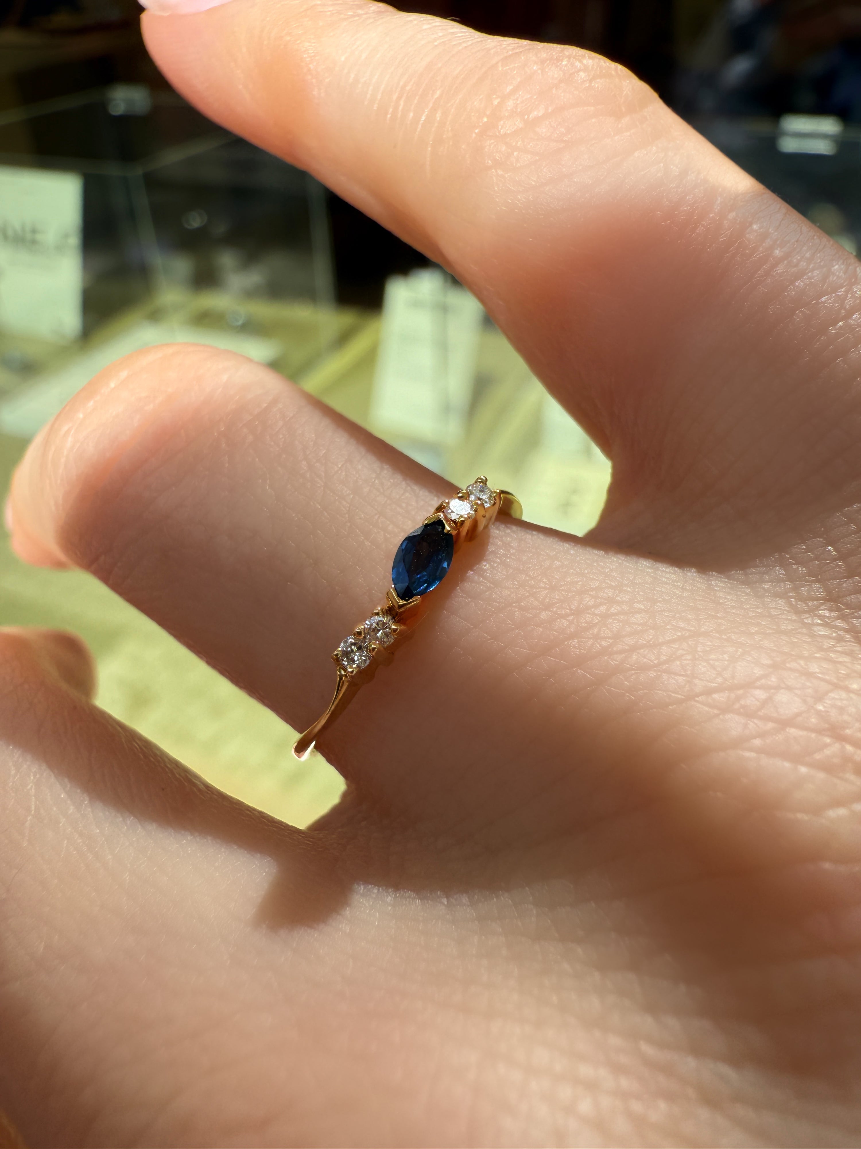 #929 18k Ring mit Saphir & 4 Diamanten - RG 53
