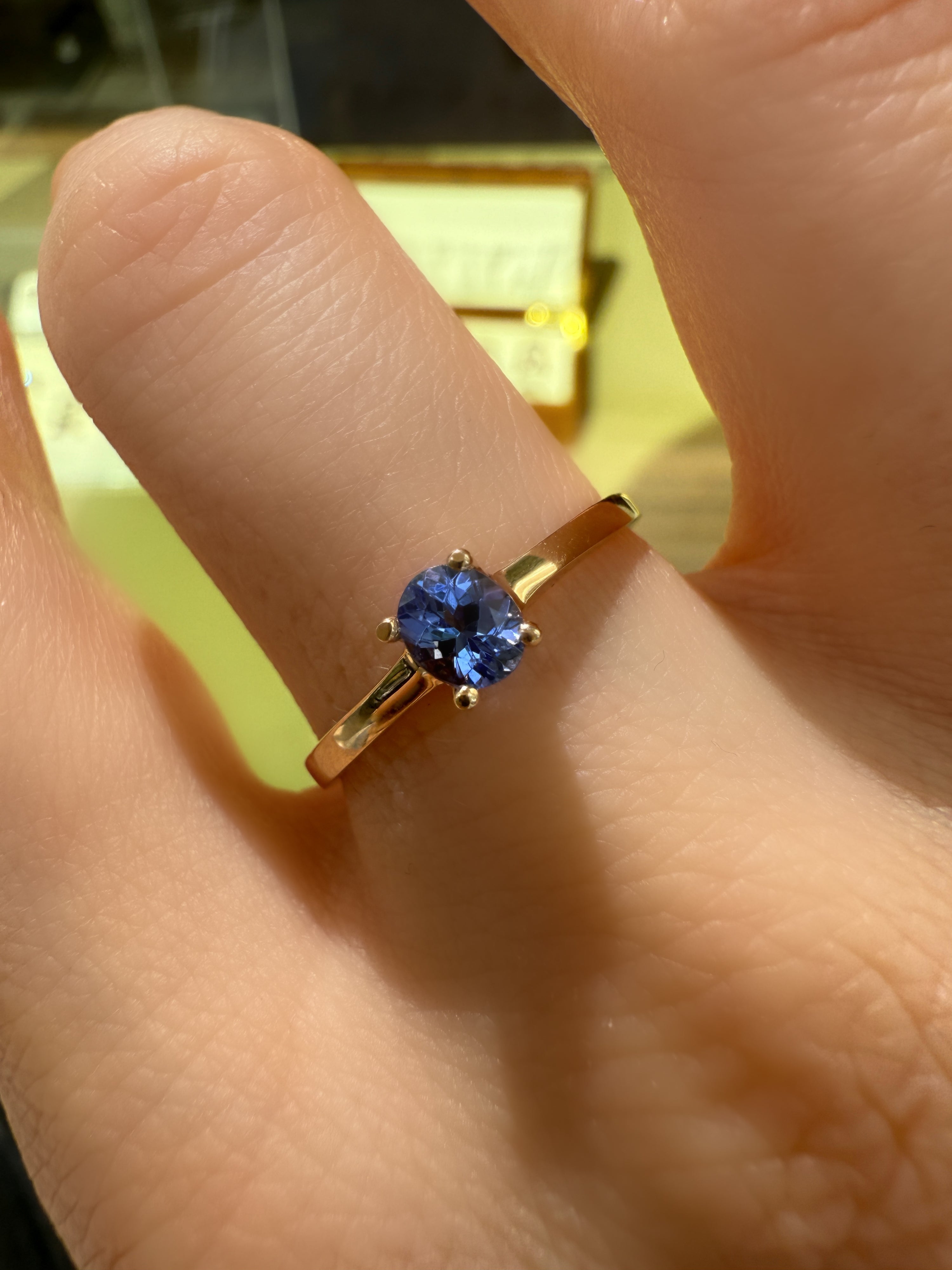 #933 Massiver 9k Ring mit Tansanit - RG 59.5
