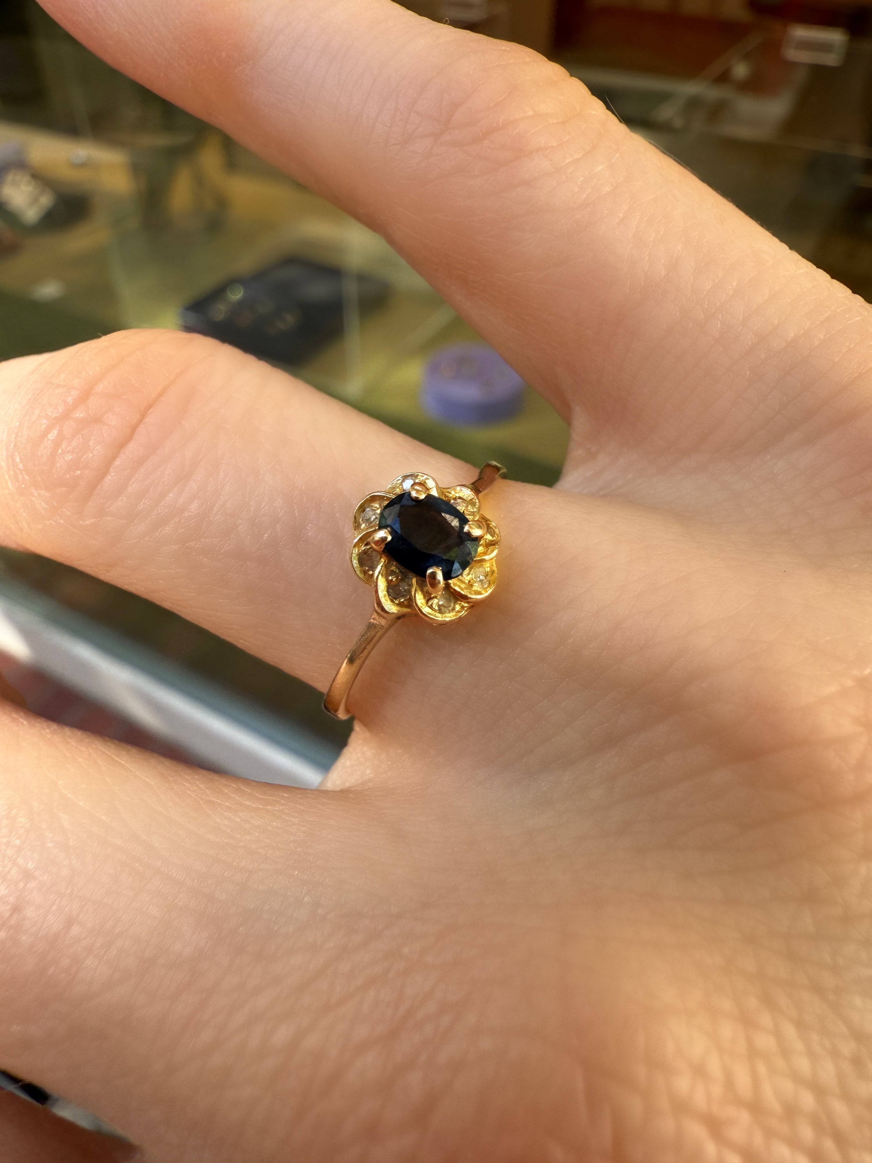 #937 8k Ring mit Saphir & 8 Diamanten - RG 53