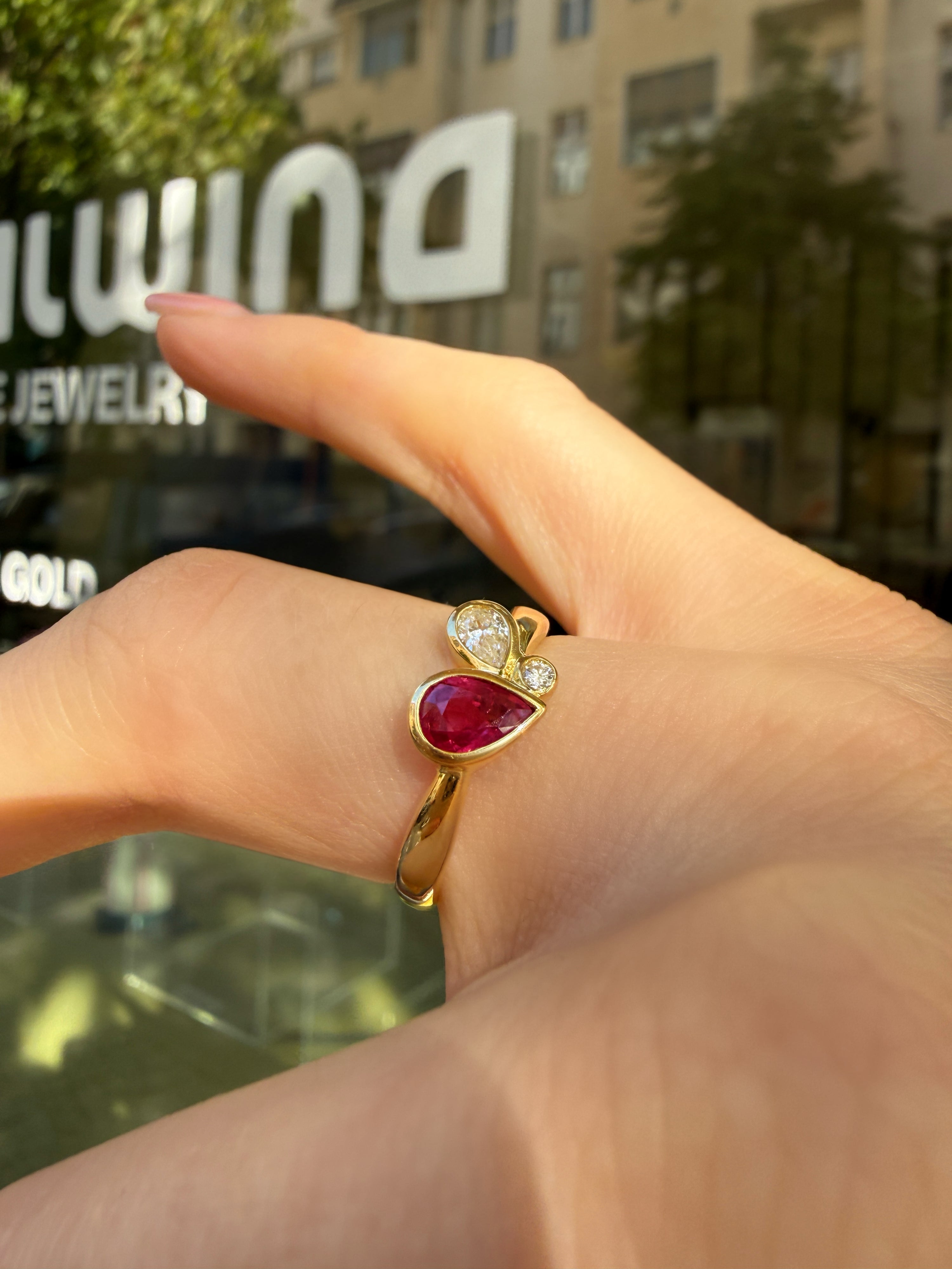 #1368 18k Ring mit Rubin & Diamanten - RG 53