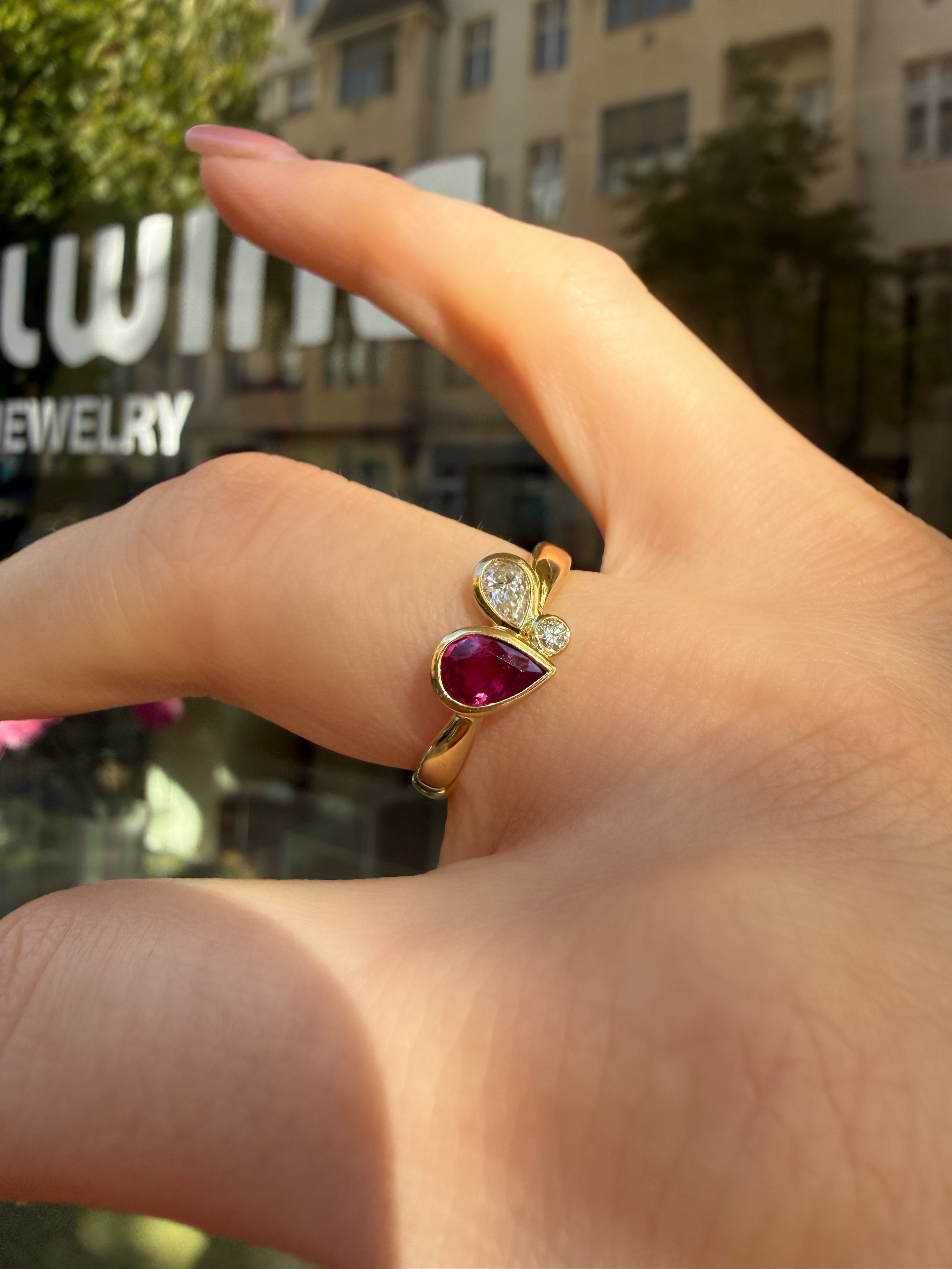 #1368 18k Ring mit Rubin & Diamanten - RG 53