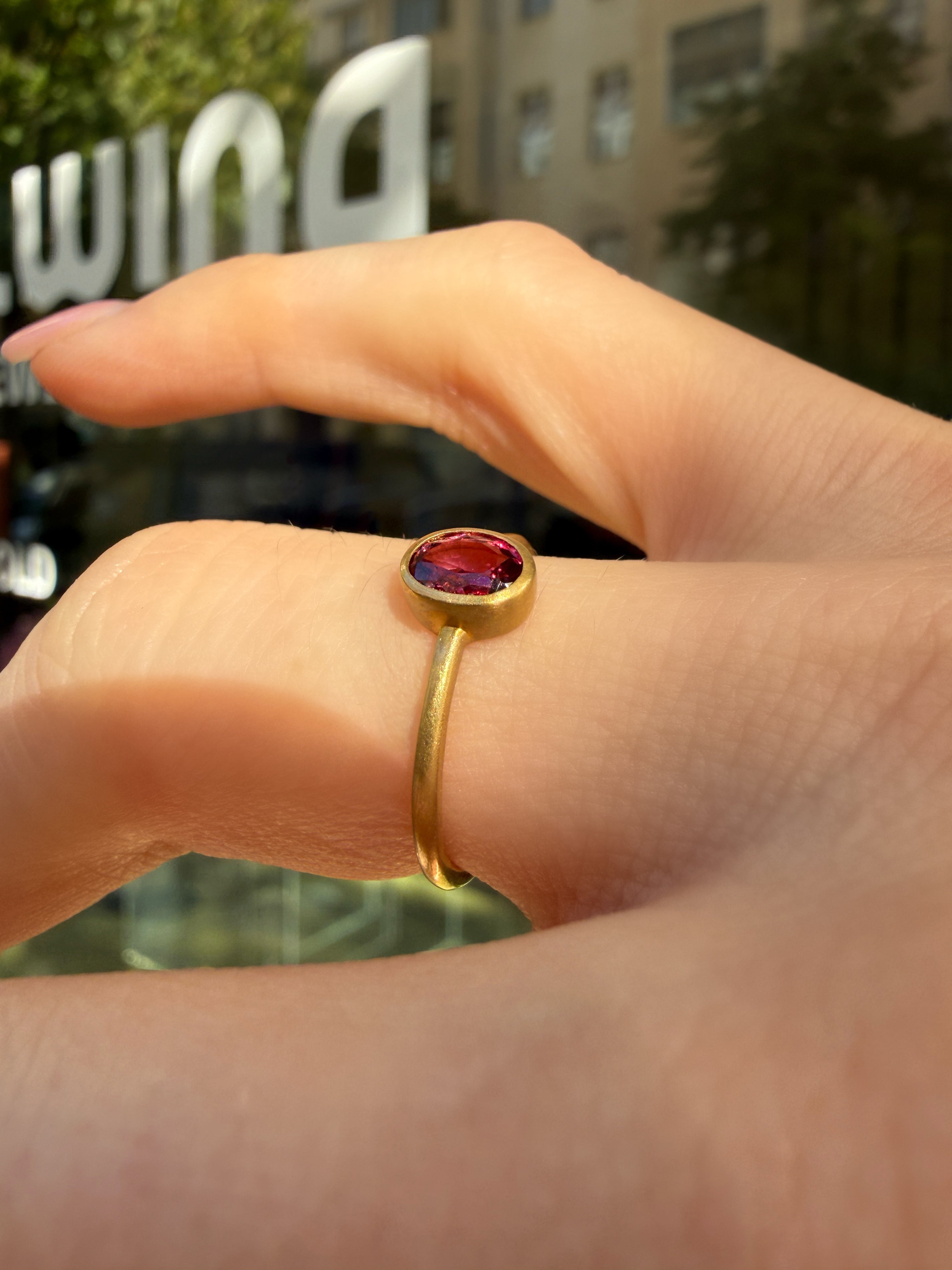 #1367 18k Ring mit Granat, matt - RG 51