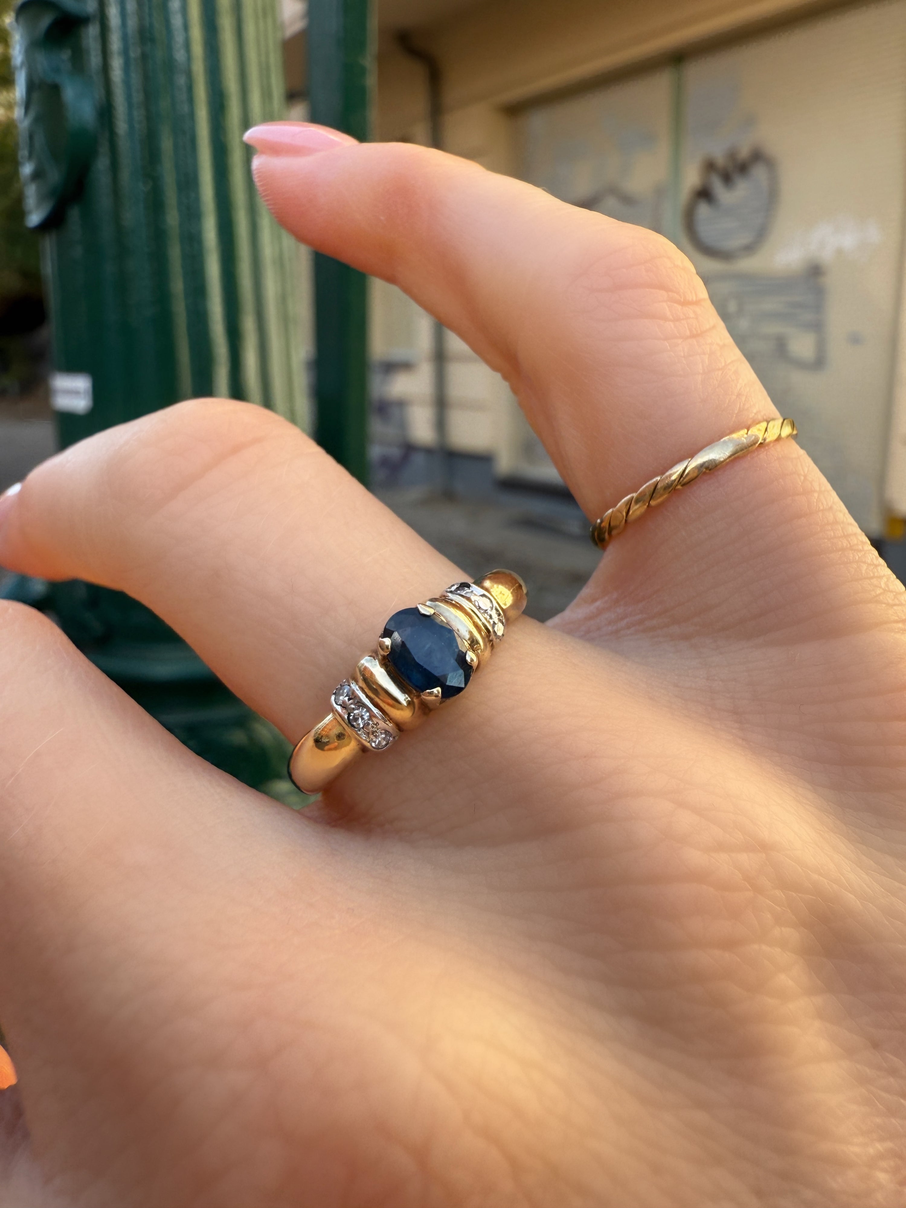 #201 8k Ring mit Saphir und 6 Diamanten - RG 55