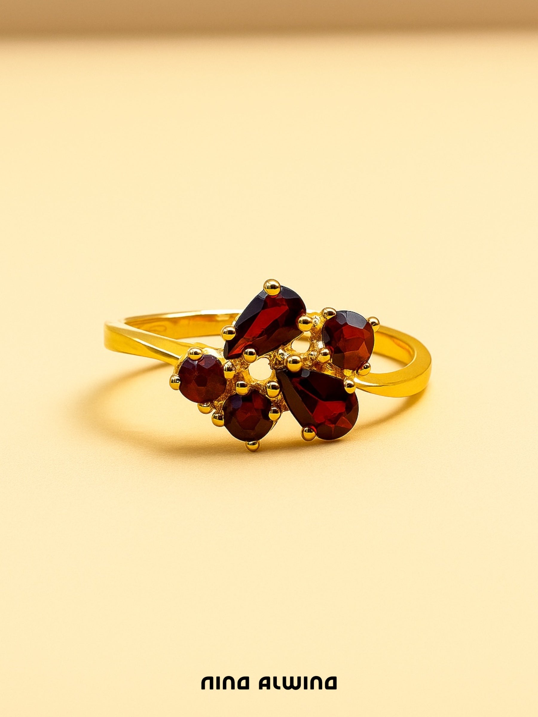 #122 8k Ring mit Granat - RG 53