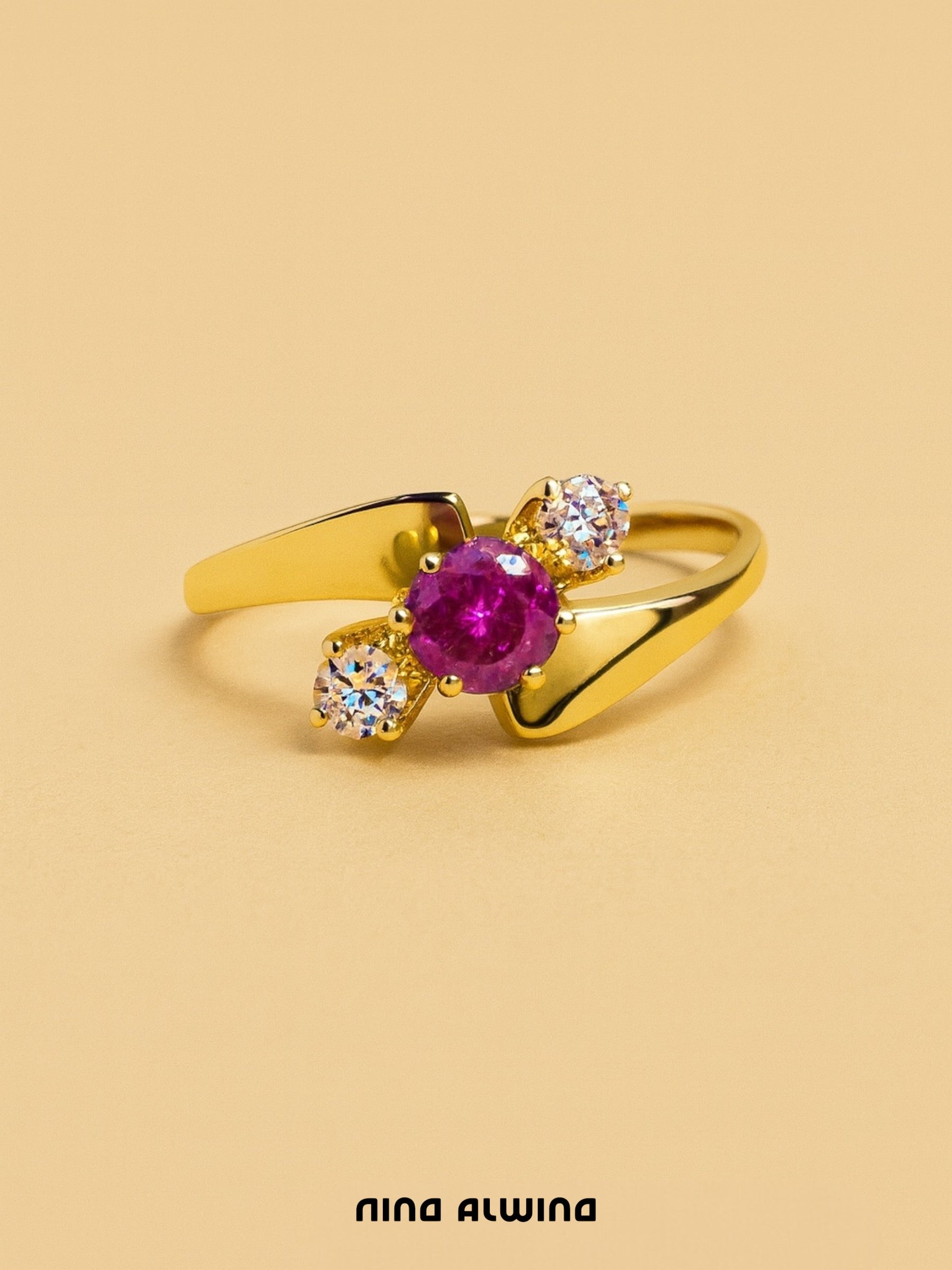 #342 8k Ring mit Rubin & 2 Diamanten - RG 52