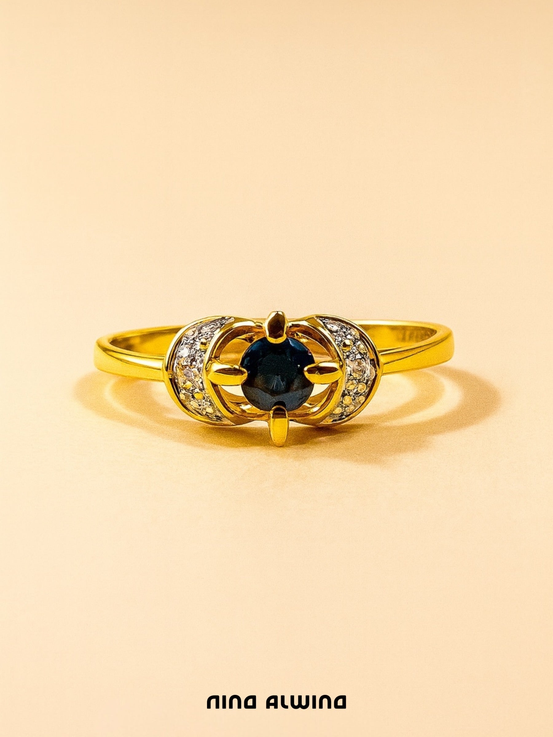 #355 8k Ring mit Saphir & 2 Diamanten - RG 54