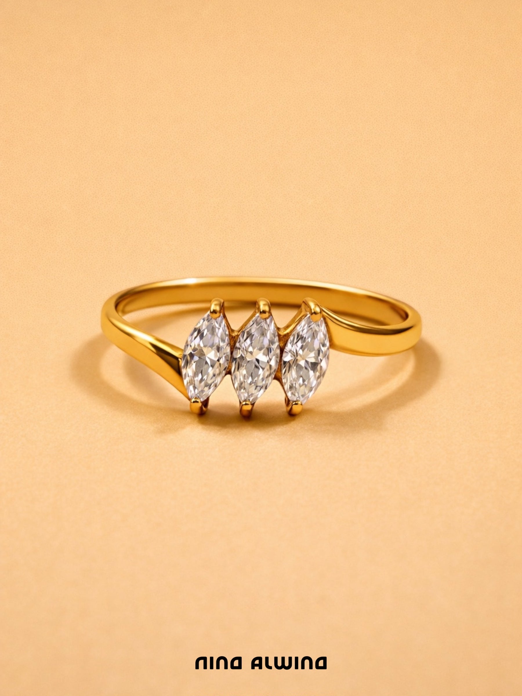 #546 8k Ring mit 3 weißen Saphiren  - RG 54