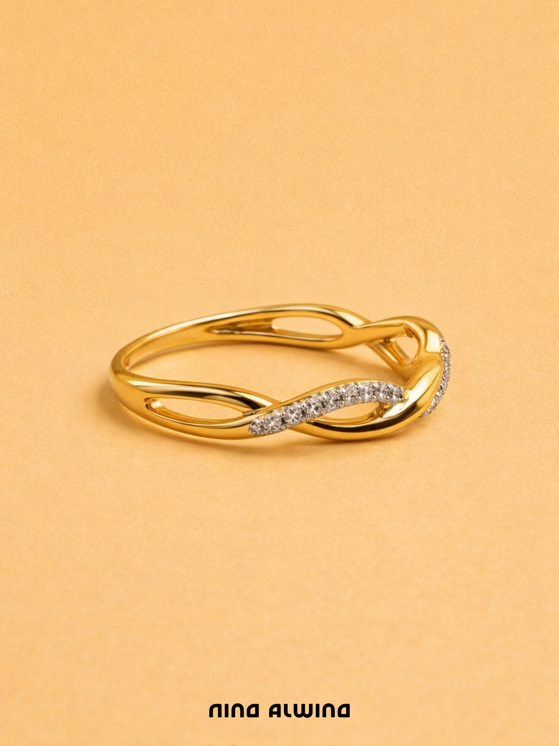 #560 10k Ring mit 15 Diamanten - RG 55
